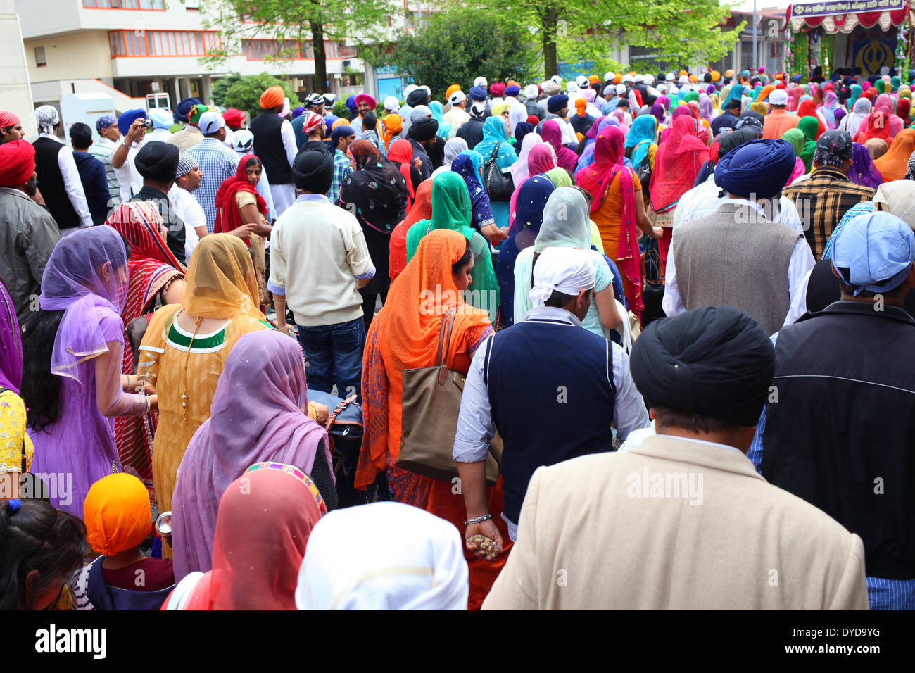 San Giovanni Valdarno, Toscana, Italia - 13 April, 2014. nagarkirtan, indiano processione religiosa ha celebrato in diverse parti d Italia e del mondo. tutti i partecipanti indossano abiti tradizionali e turbante con l'emblema della fede sikh. Foto Stock