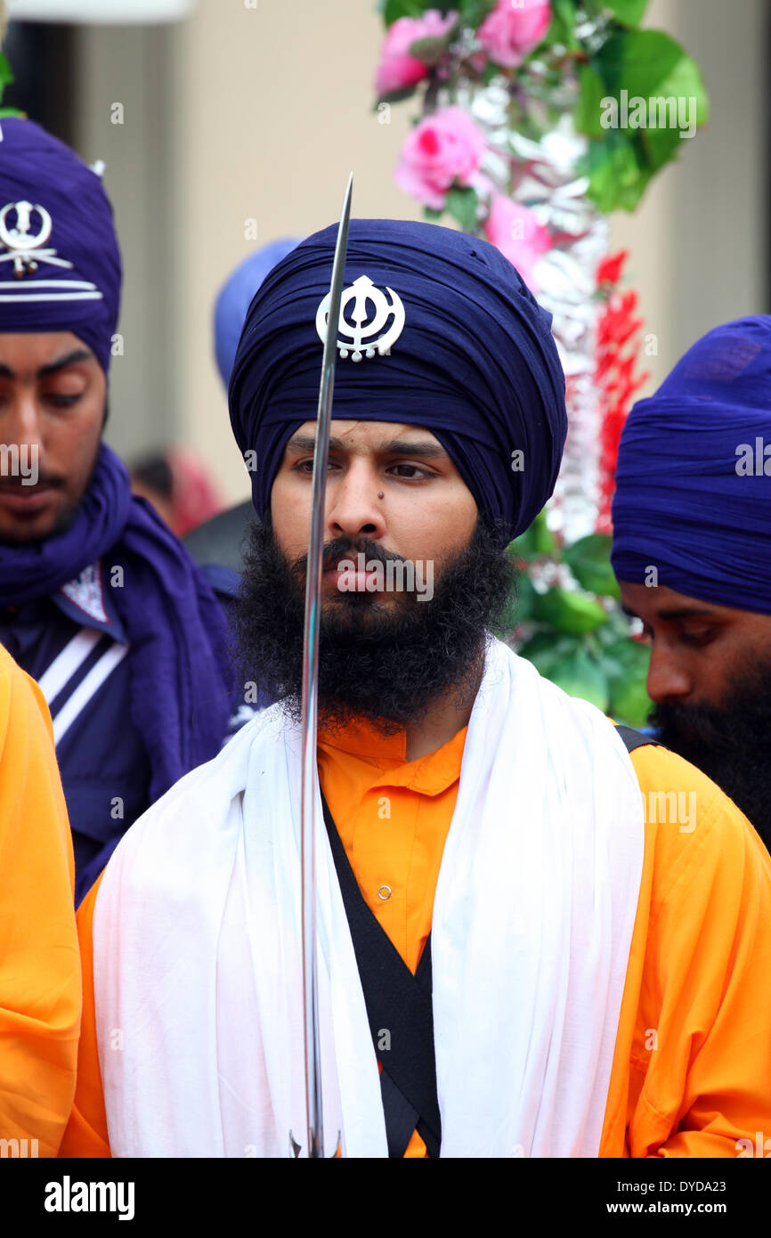 SAN GIOVANNI VALDARNO, Toscana, Italia - 13 April, 2014. NagarKirtan, Indiano processione religiosa ha celebrato in diverse parti d Italia e del mondo. Tutti i partecipanti indossano abiti tradizionali e turbante con l'emblema della fede sikh. Foto Stock