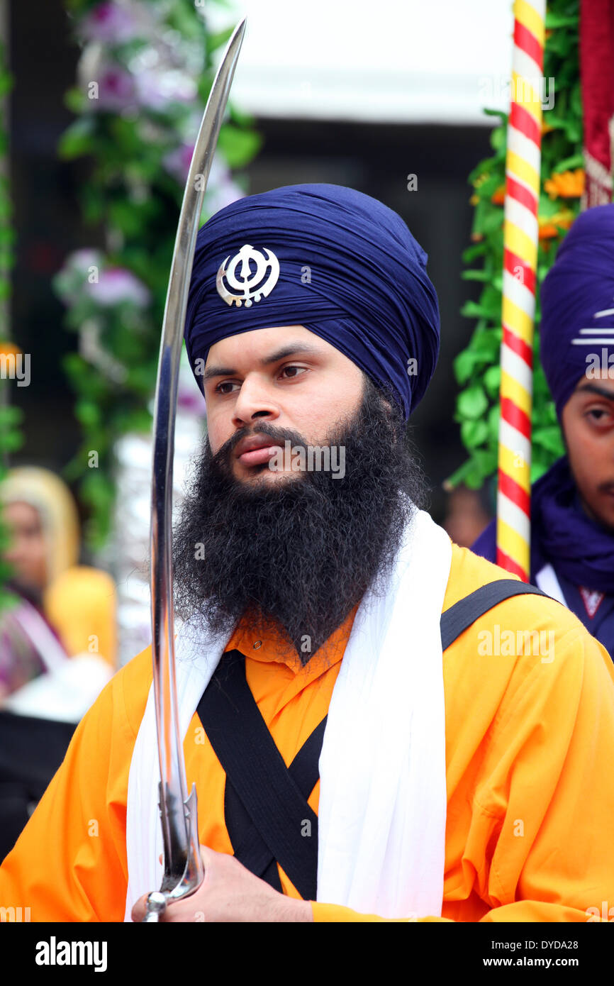 SAN GIOVANNI VALDARNO, Toscana, Italia - 13 April, 2014. NagarKirtan, Indiano processione religiosa ha celebrato in diverse parti d Italia e del mondo. Tutti i partecipanti indossano abiti tradizionali e turbante con l'emblema della fede sikh. Foto Stock