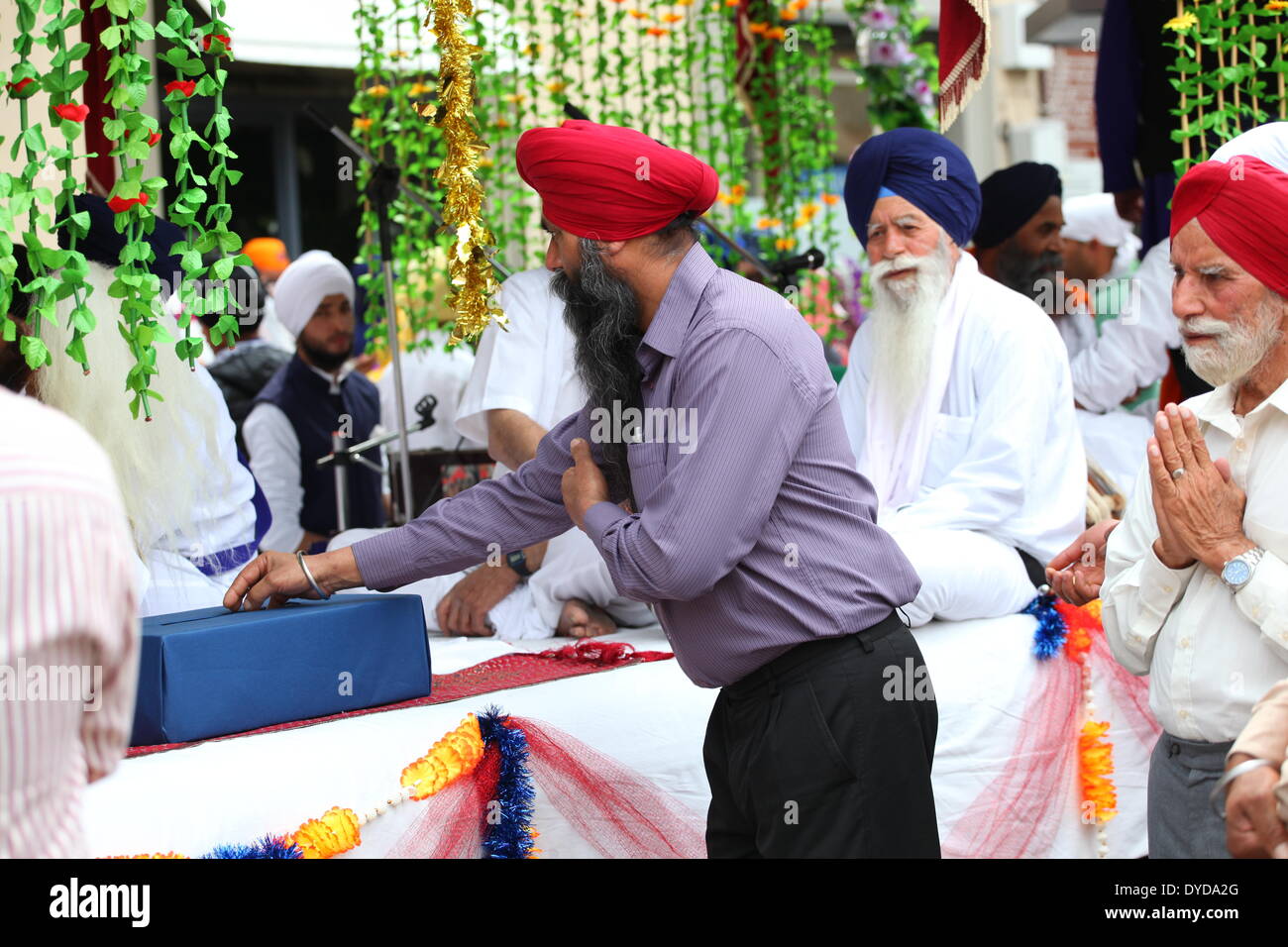 SAN GIOVANNI VALDARNO, Toscana, Italia - 15 April, 2014. NagarKirtan, Indiano processione religiosa ha celebrato in diverse parti d Italia e del mondo. Tutti i partecipanti indossano abiti tradizionali e turbante con l'emblema della fede sikh. Foto Stock