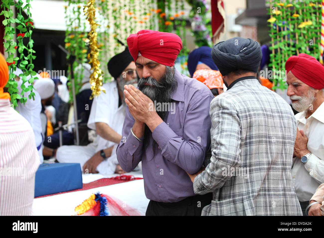 SAN GIOVANNI VALDARNO, Toscana, Italia - 15 April, 2014. NagarKirtan, Indiano processione religiosa ha celebrato in diverse parti d Italia e del mondo. Tutti i partecipanti indossano abiti tradizionali e turbante con l'emblema della fede sikh. Foto Stock