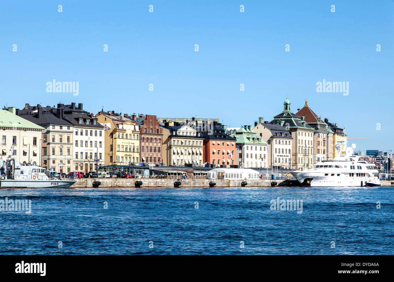 Case di città e di edifici commerciali lungo la strada di Skeppsbron, centro storico, Gamla Stan, Stoccolma Stoccolma Foto Stock