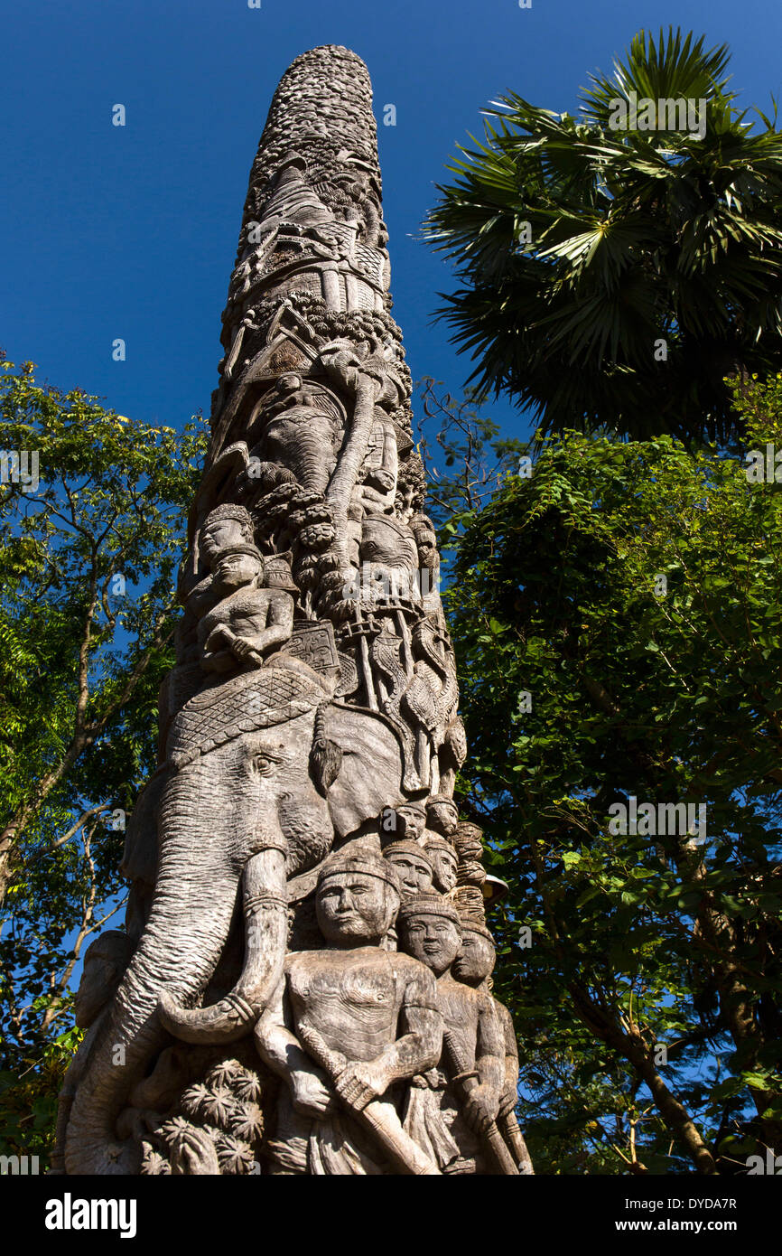 Legno decorativo pilastro nel cortile del Wat Doi Ngam Muang, teak intagliato totem, Chiang Rai, provincia di Chiang Rai Foto Stock