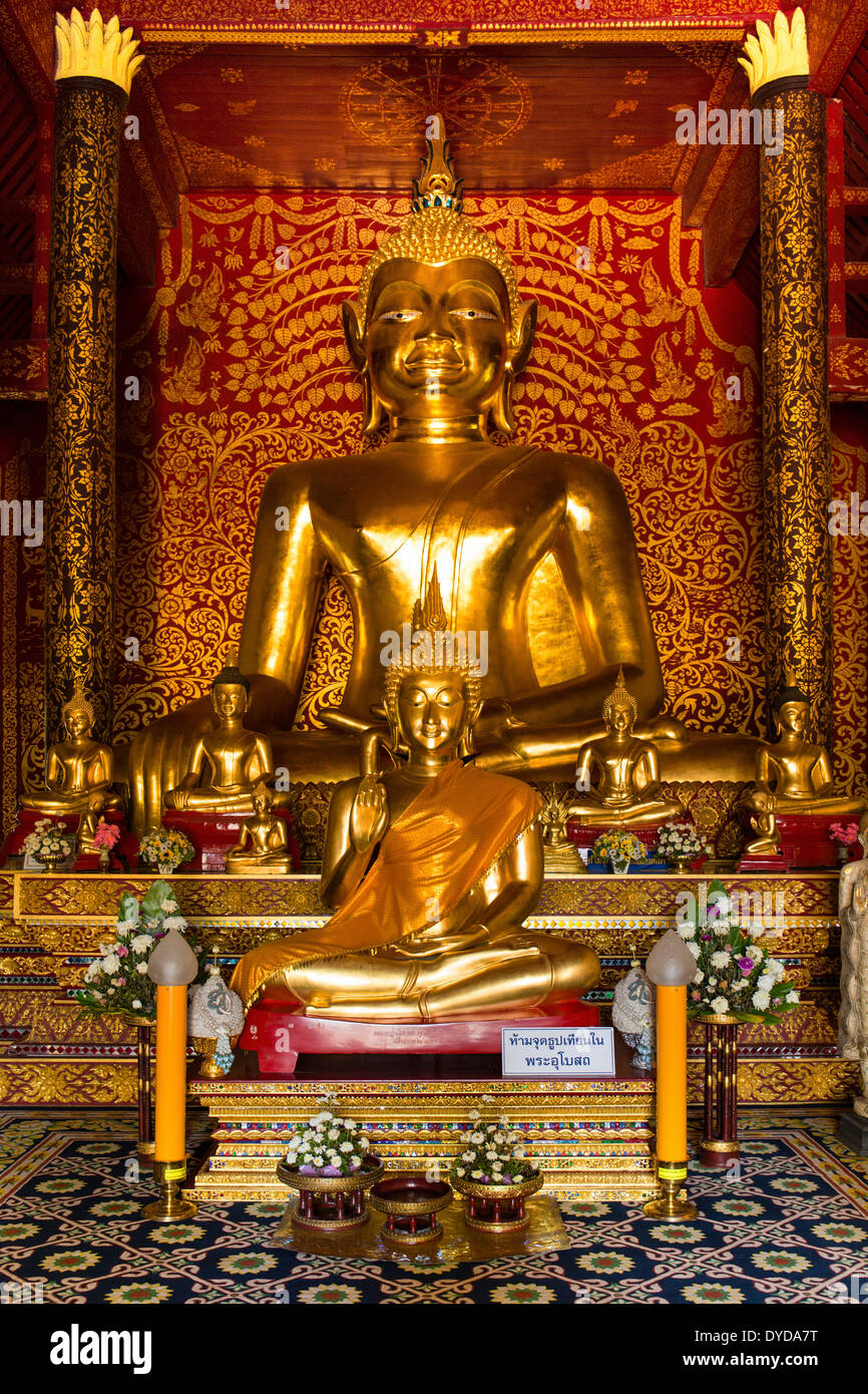 Golden Statue di Buddha nel Viharn di Wat Doi Ngam Muang, Chiang Rai, provincia di Chiang Rai, Thailandia del Nord della Thailandia Foto Stock