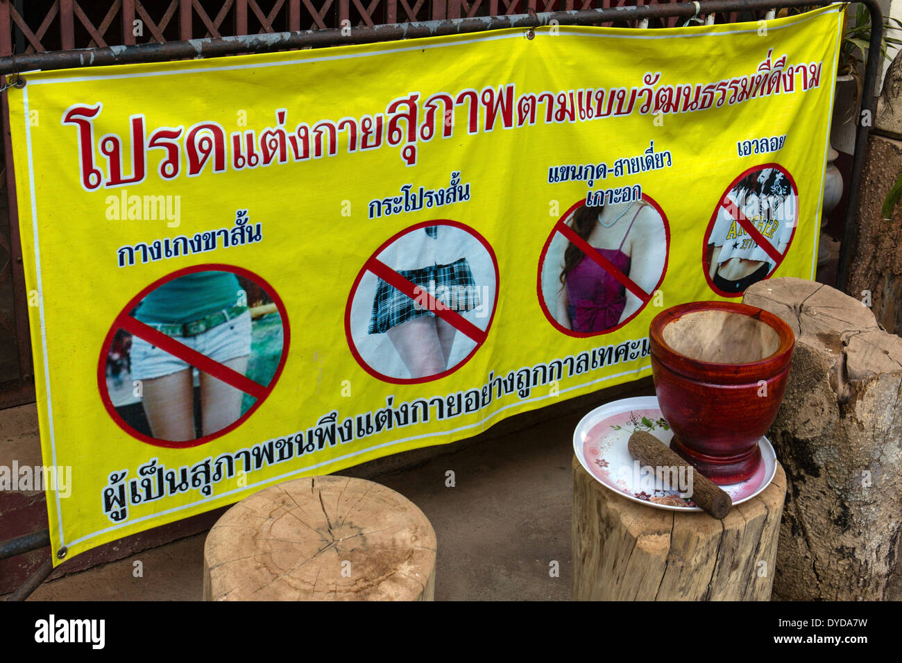 Banner informativo divieto di indossare vestiti leggeri in un tempio, Chiang Rai, provincia di Chiang Rai, la Thailandia del Nord Foto Stock