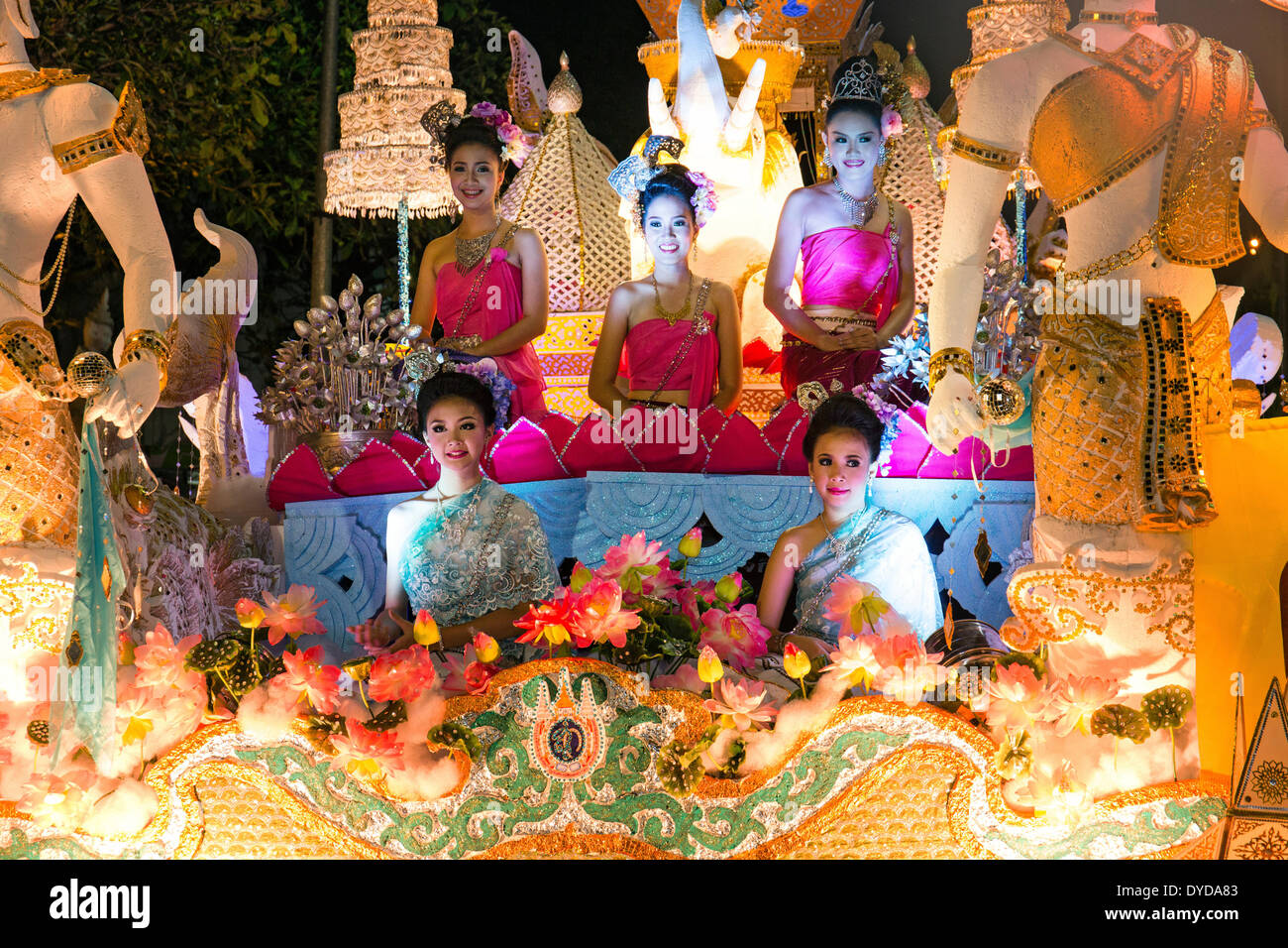 Donne in costume tradizionale che viaggiano su un galleggiante, parade, Loi krathong Festival delle Luci, Loy, Chiang Mai, Thailandia del Nord Foto Stock