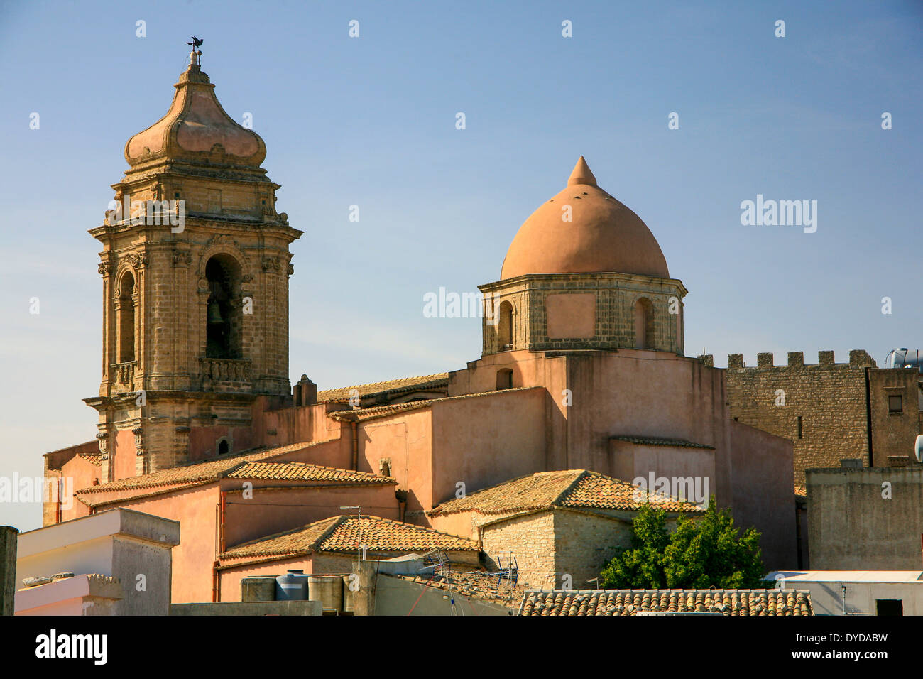 Chiesa a cupola di tetti di Erice, in Sicilia, Italia. Chiese normanne con l Islam influenza. Foto Stock