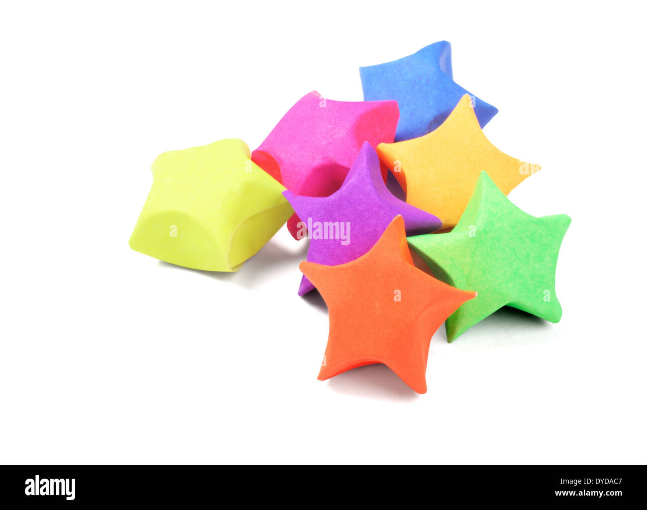Colorata carta origami stelle su sfondo bianco Foto Stock