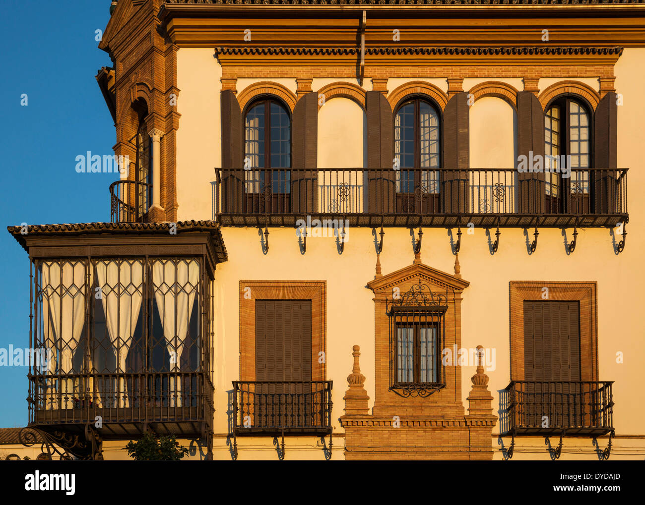 Stile andaluso residence nella luce della sera, il quartiere di Santa Cruz, Siviglia, provincia di Siviglia, in Andalusia, Spagna Foto Stock