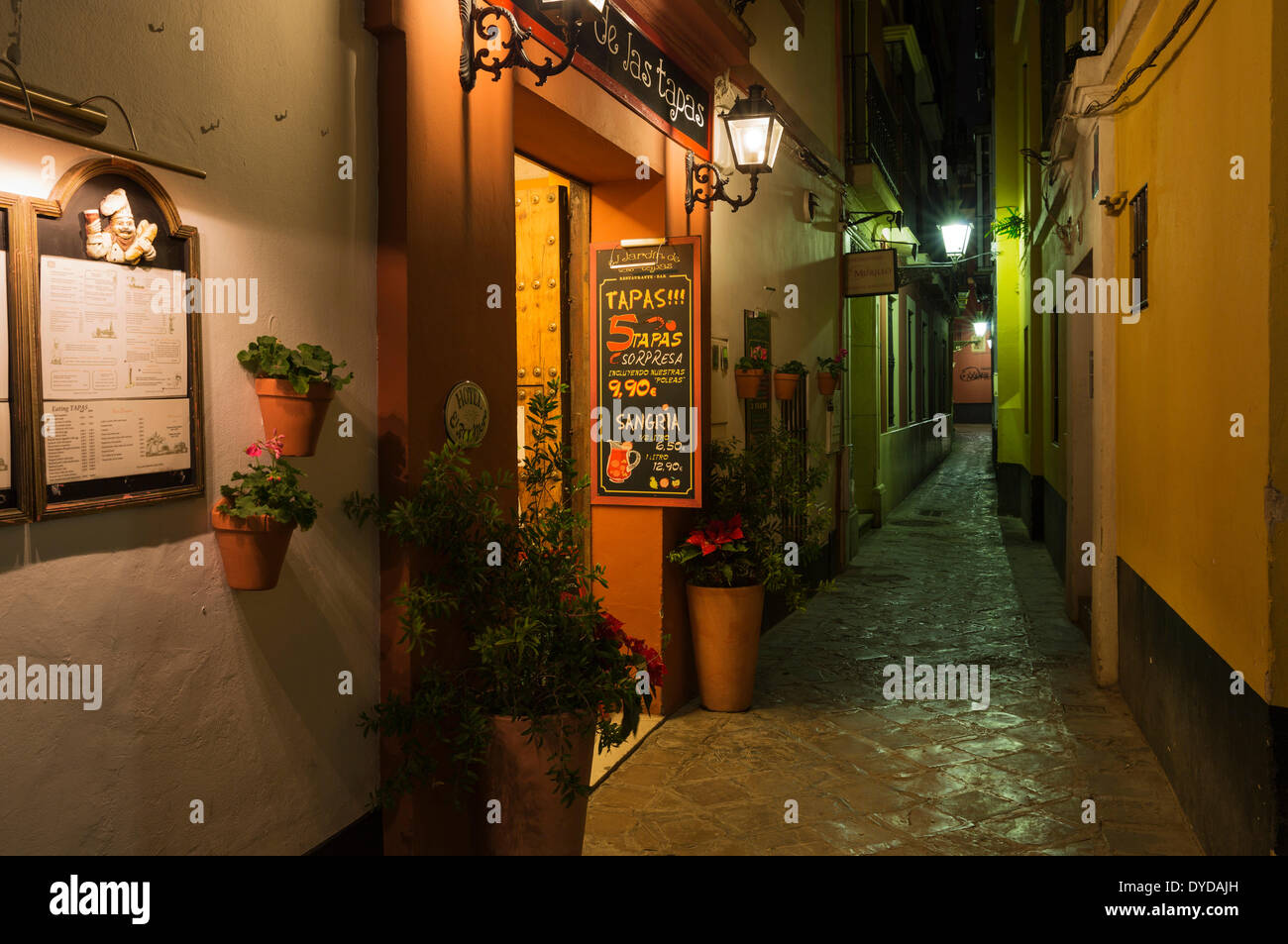 Di notte nel quartiere Santa Cruz di Siviglia, provincia di Siviglia, in Andalusia, Spagna Foto Stock