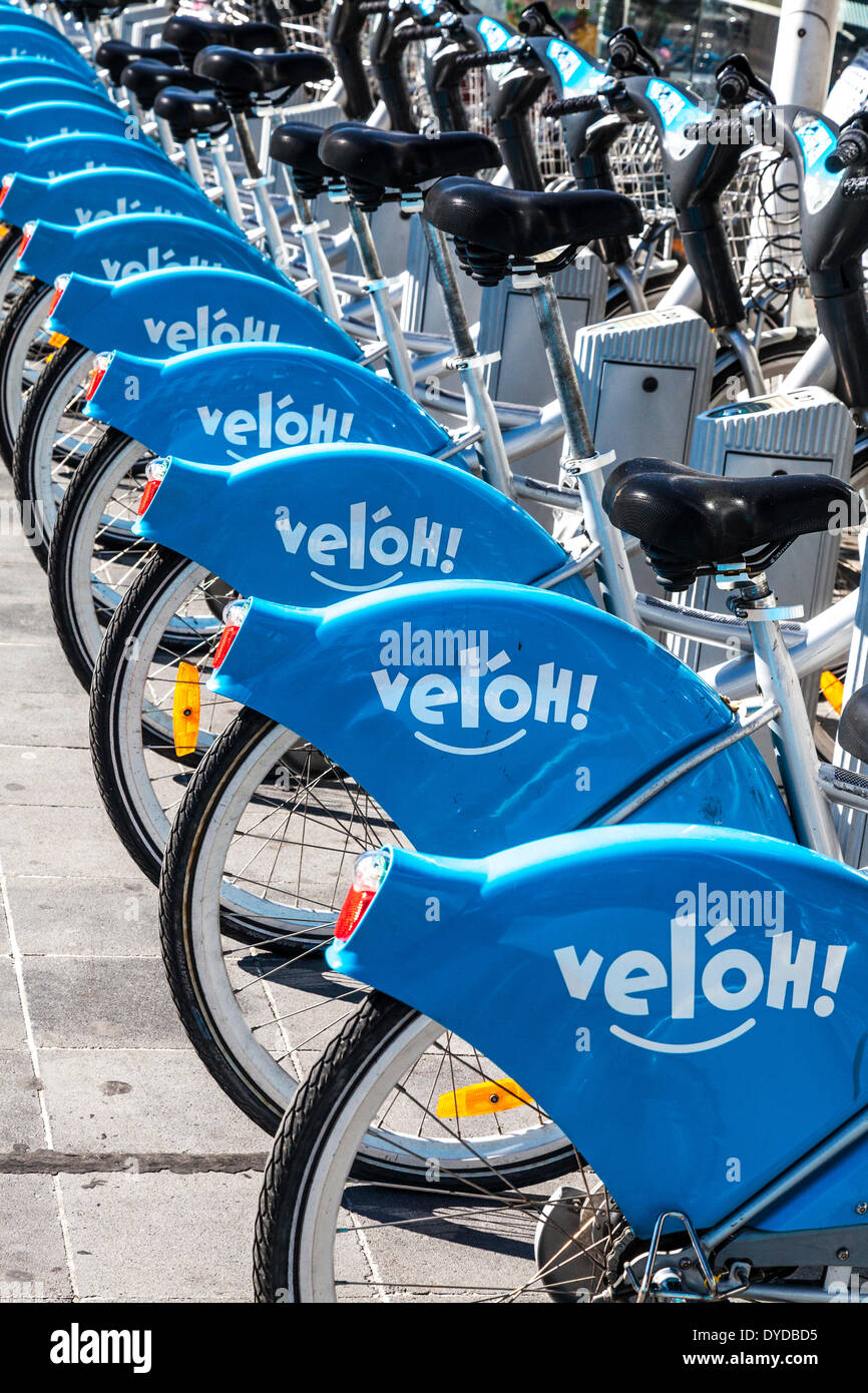 Una fila di biciclette a noleggio presso la stazione di velo nella città di Lussemburgo. Foto Stock