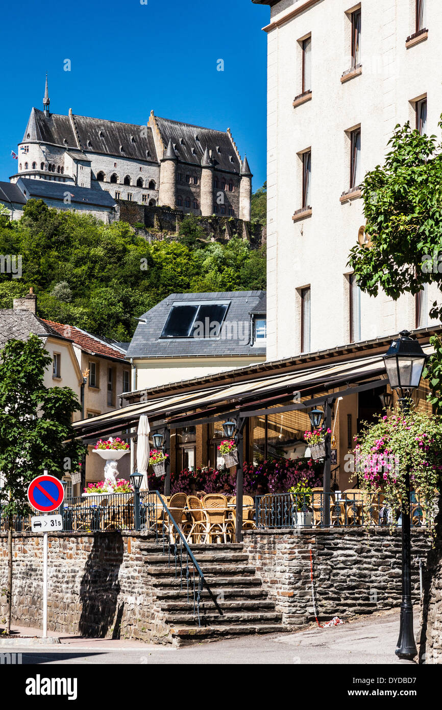 Vista del castello a Vianden in Lussemburgo dalla città di seguito. Foto Stock