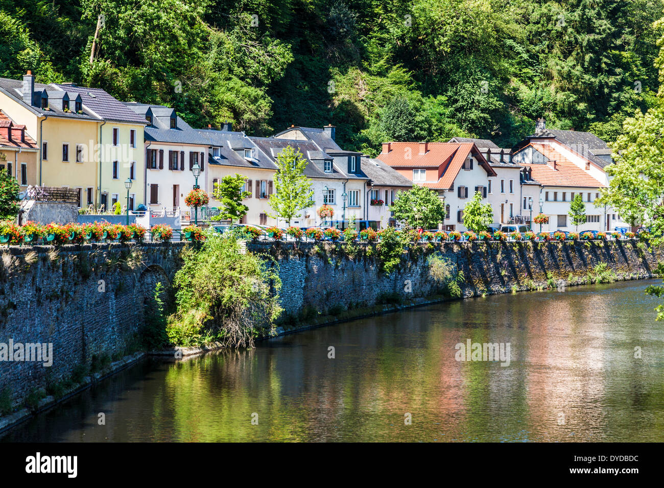 Grazioso villaggio case lungo le rive del fiume il nostro a Vianden nel Granducato di Lussemburgo. Foto Stock