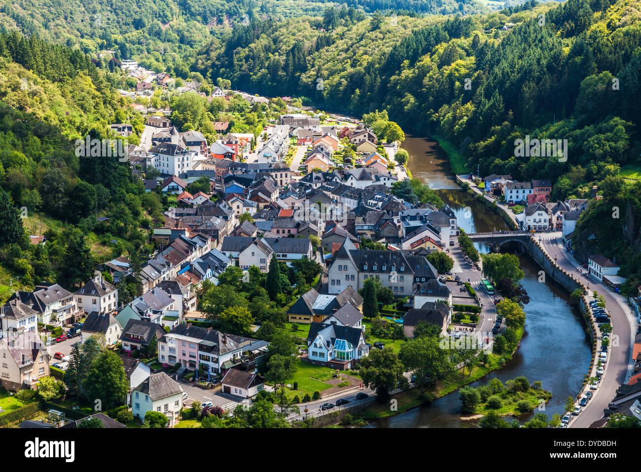 Vista sul fiume il nostro e il pittoresco villaggio di Vianden in Lussemburgo. Foto Stock