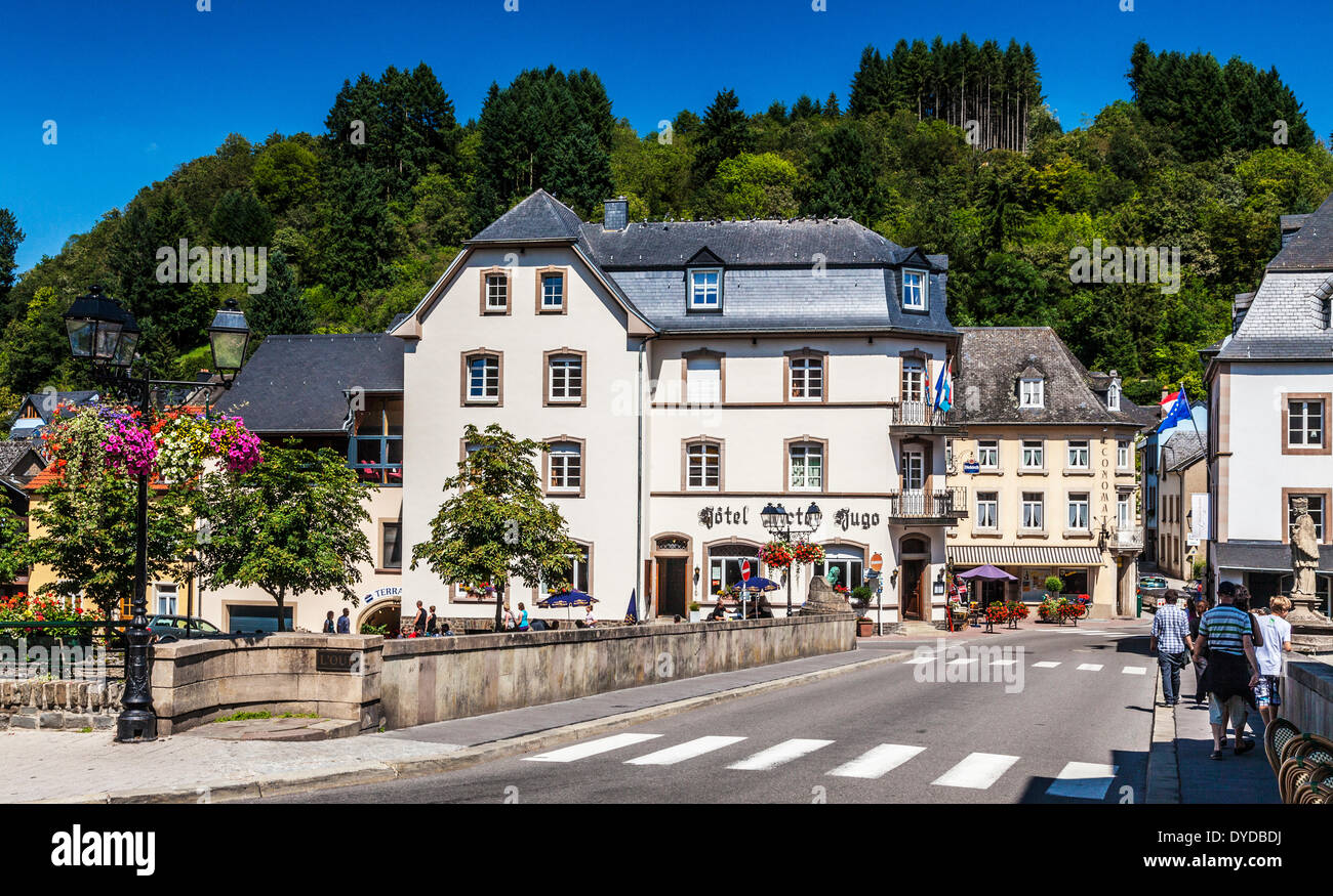 Vista del ponte che attraversa il fiume la nostra a Vianden in Lussemburgo. Foto Stock