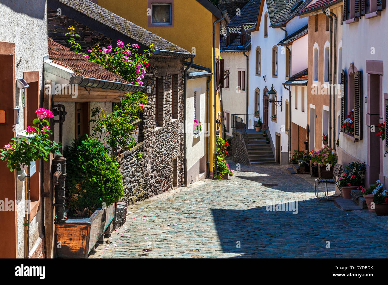 Un pittoresco stretto acciottolata strada laterale nel grazioso villaggio di Vianden in Lussemburgo. Foto Stock