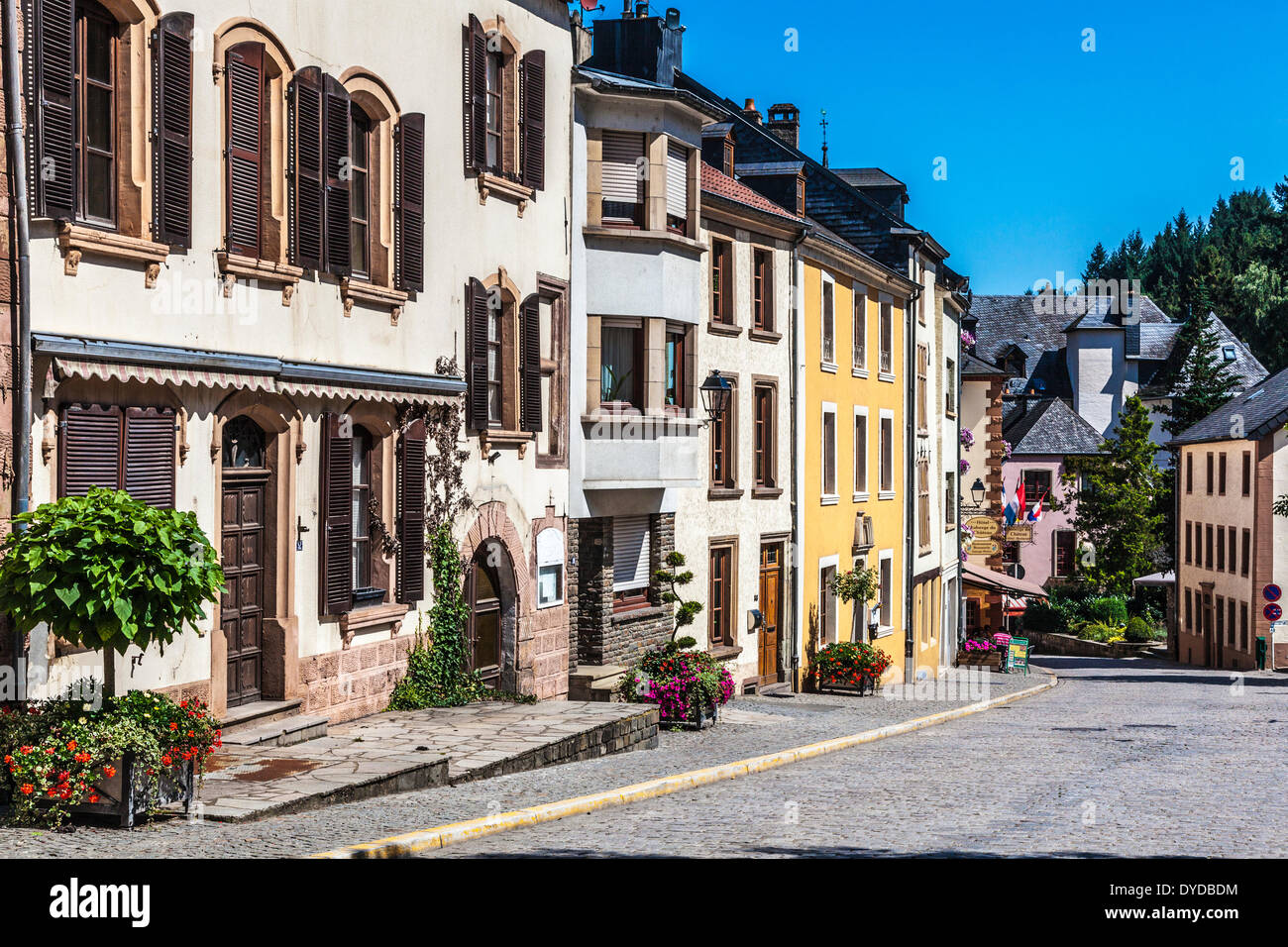 Una delle principali strade attraverso il pittoresco villaggio di Vianden in Lussemburgo. Foto Stock