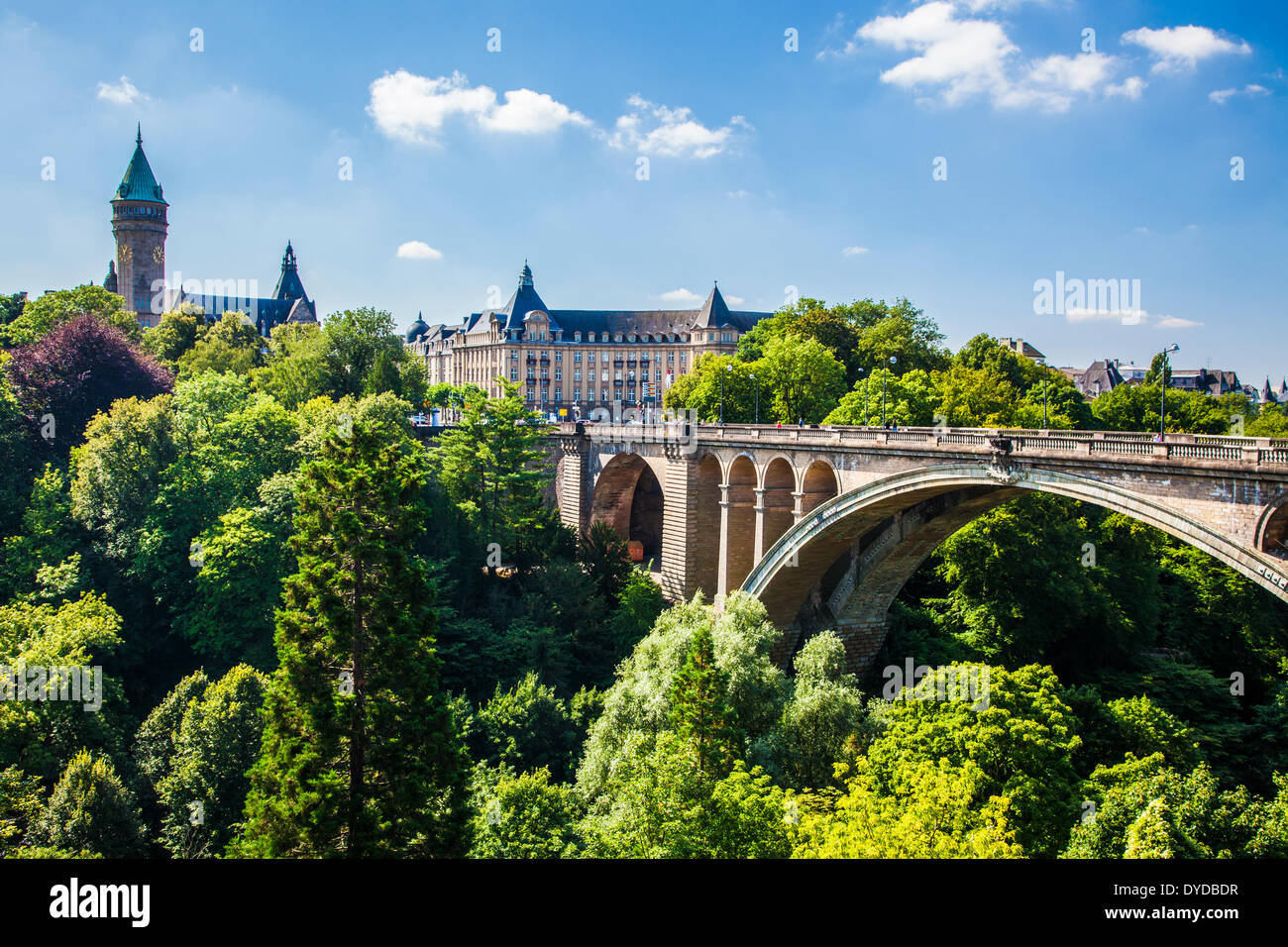 Vista del ponte Adolphe guardando verso la place de Metz con la cassa di risparmio statale sulla sinistra nella città di Lussemburgo. Foto Stock