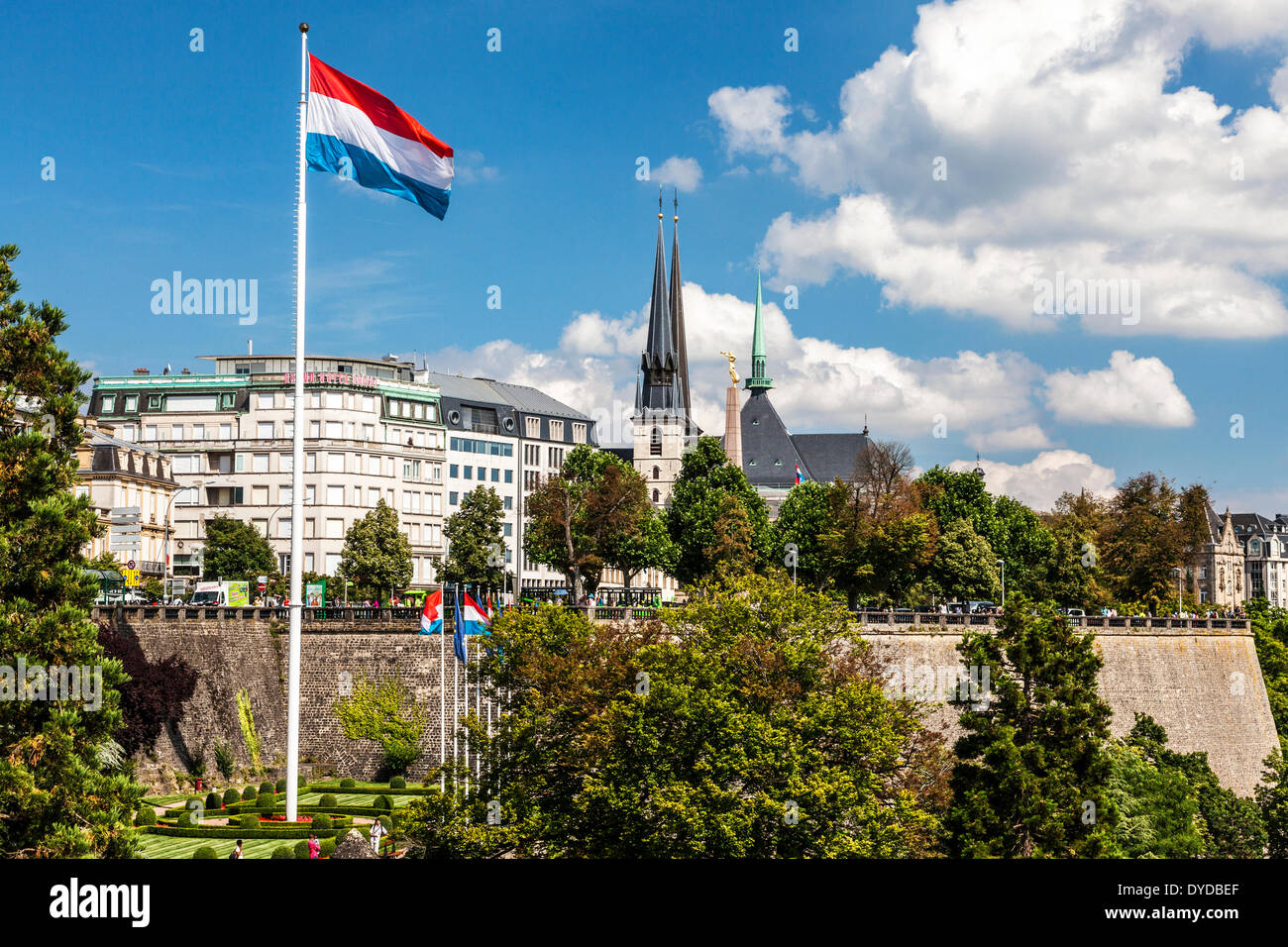 Vista sulla valle Petrusse Park al Grand Hotel Cravat e la Cattedrale di Notre Dame con il lussemburgo bandiera contro un Foto Stock
