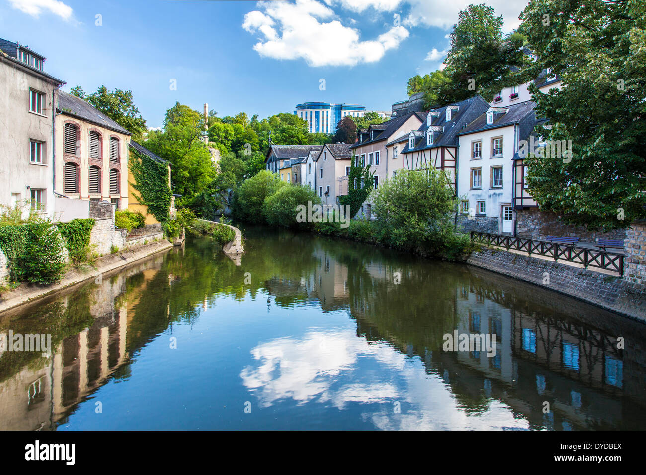 Vista lungo il fiume Alzette nel Grund distretto della città di Lussemburgo. Foto Stock