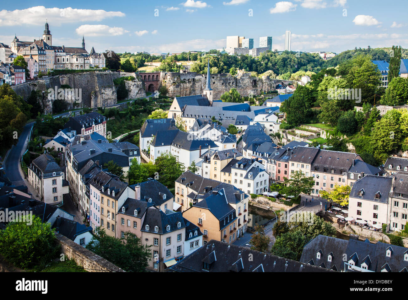 Vista su Grund verso la medievale Ville Haute sulla sinistra e il moderno quartiere Kirchberg della città di Lussemburgo. Foto Stock