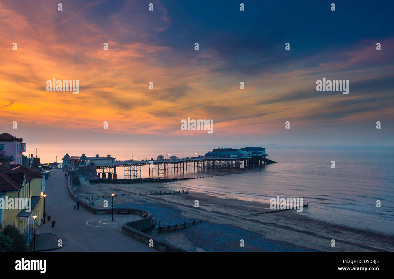 Cromer Pier al tramonto. Foto Stock