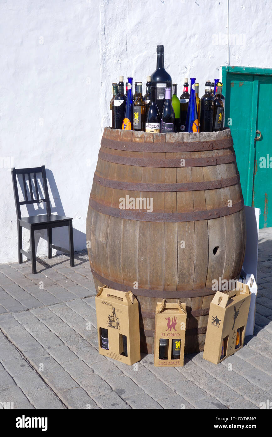 Spagna, Lanzarote, Teguise. Display esterno di vini di produzione locale per la vendita in Lanzarote Foto Stock