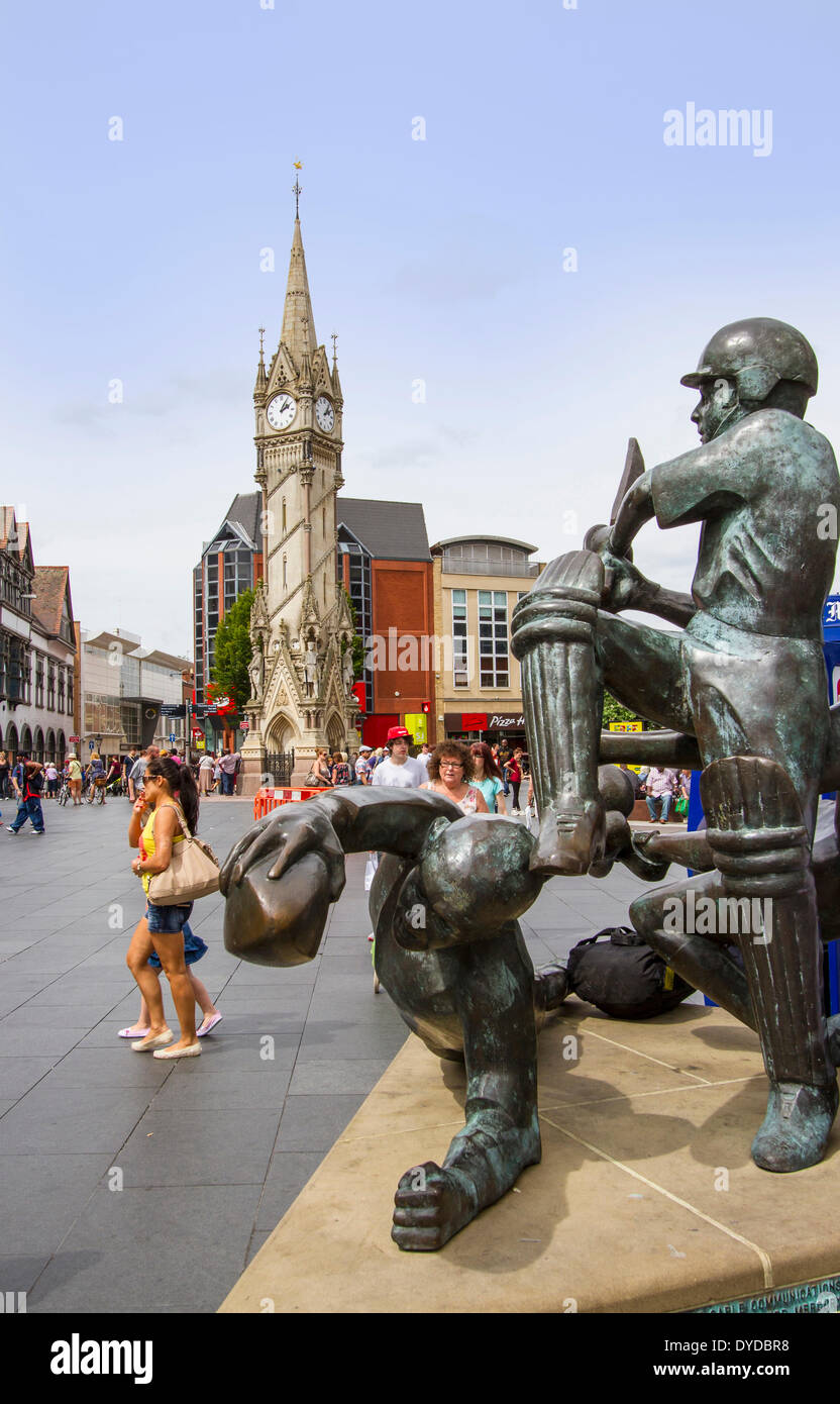 I successi sportivi scultura con Leicester torre dell orologio in background. Foto Stock
