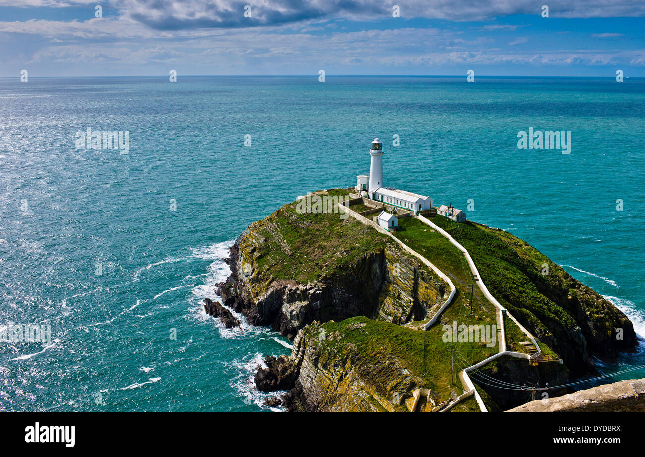 Sud pila faro situato appena fuori a Isola Santa sulla costa nord ovest di Anglesey. Foto Stock