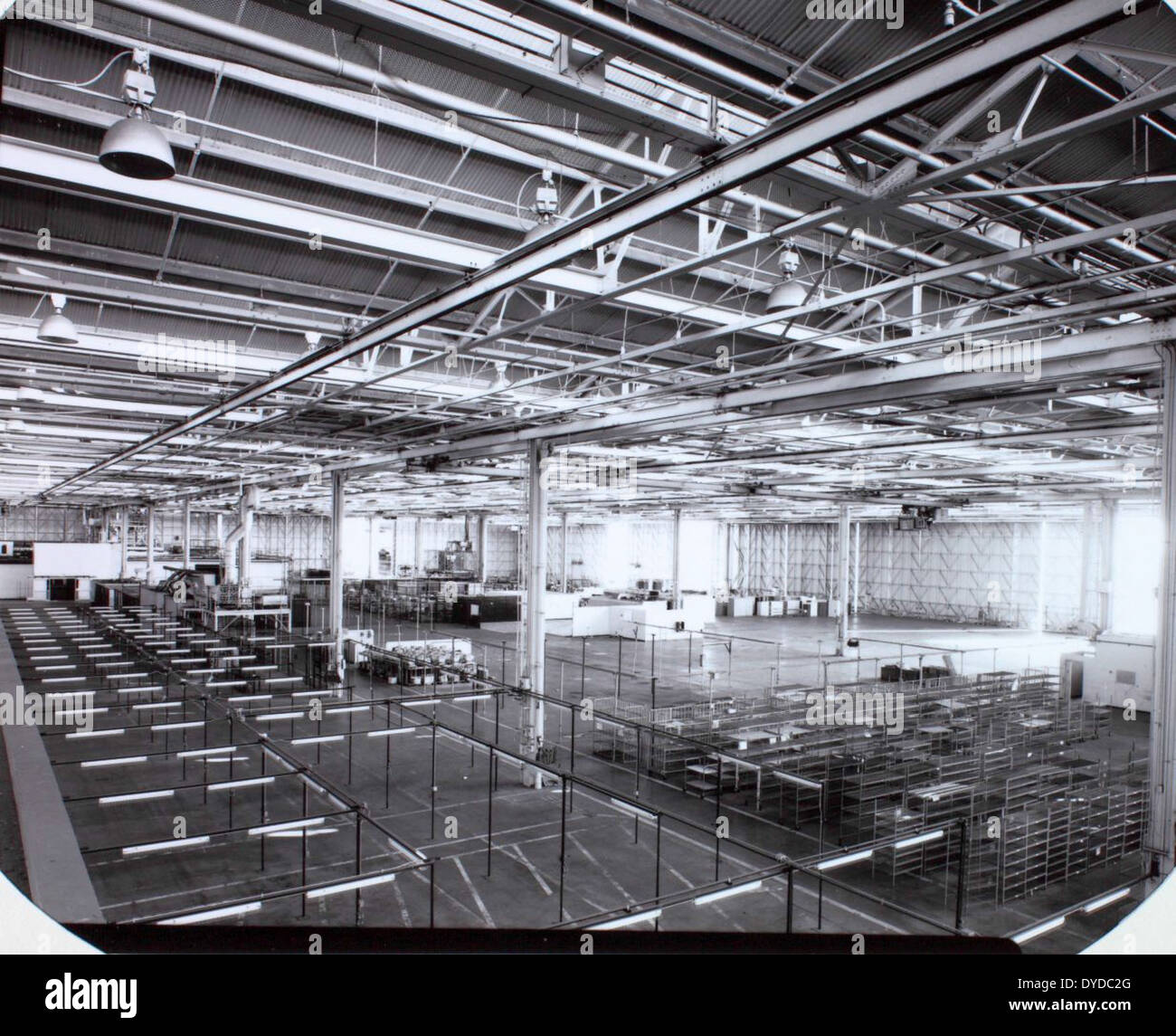 Questa immagine tratta da uno studio di uno stabilimento della General Dynamics illustra i processi di produzione e lo sviluppo degli aeromobili durante la metà del XX secolo. L'impianto è stato determinante nella produzione di aerei militari e nel supporto degli sforzi di difesa degli Stati Uniti. Foto Stock