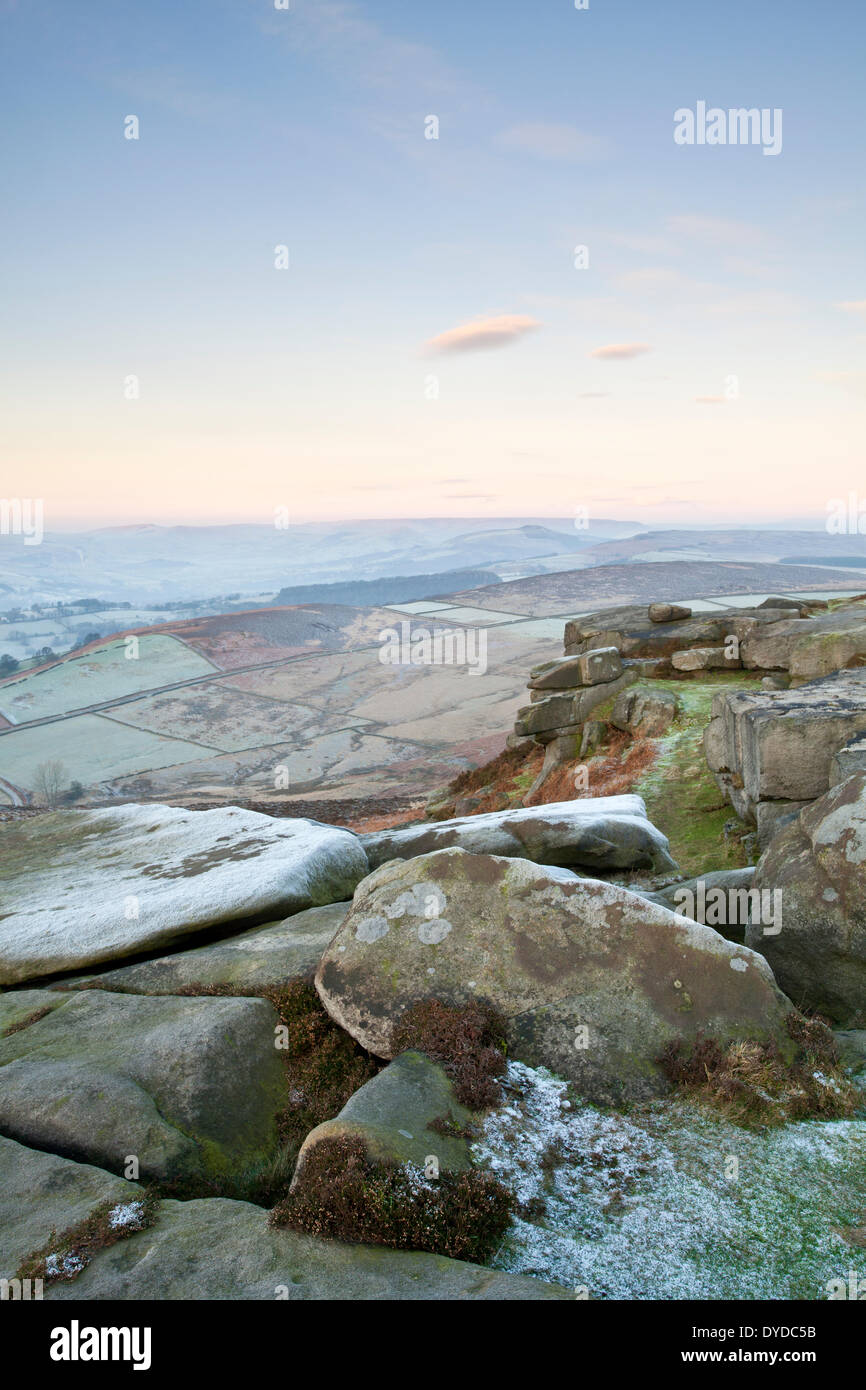 Higger Tor guardando verso la valle di speranza su un gelido Peak District mattina. Foto Stock