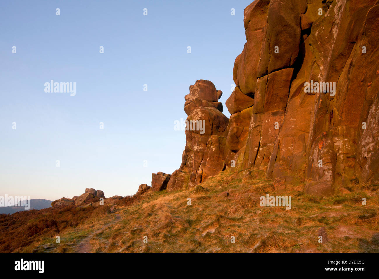 La naturalmente weathered rock volto noto come il baluginare occhio Ramshaw rocce del Peak District. Foto Stock