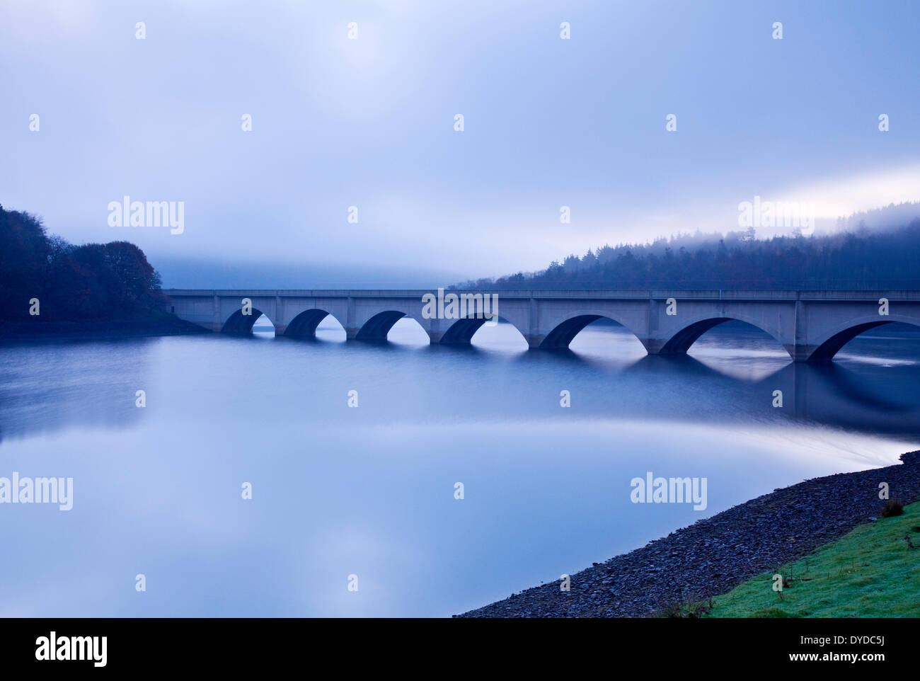 Ashopton viadotto sopra Ladybower serbatoio nel Peak District su una mattinata nebbiosa. Foto Stock