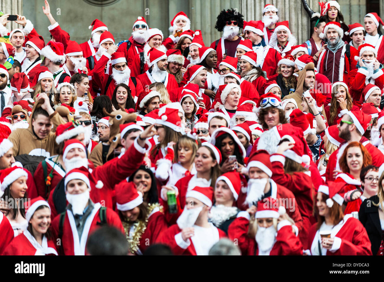 Centinaia di Babbo Natale raccogliere sui gradini della cattedrale di San Paolo per celebrare il Santacon annuale. Foto Stock