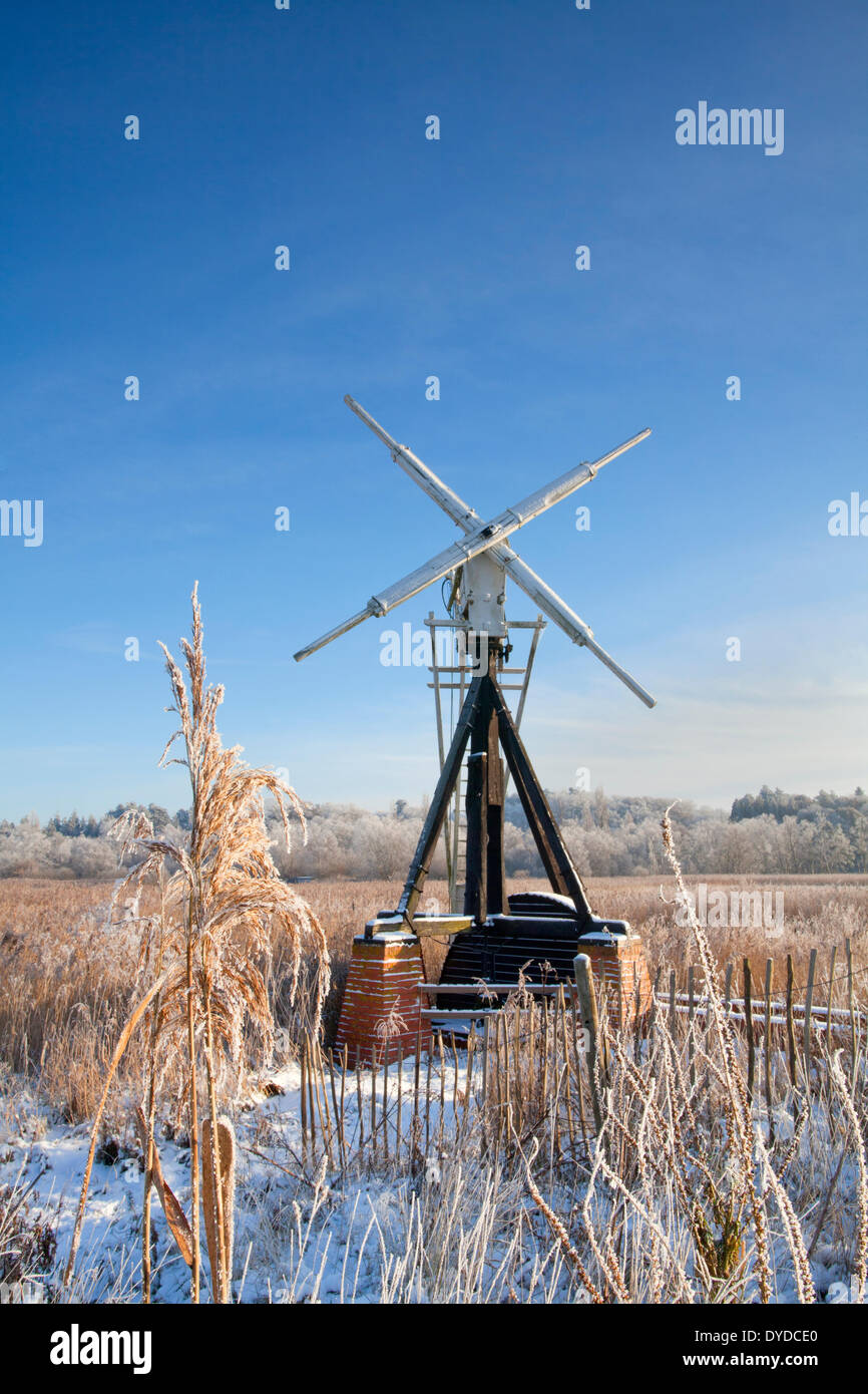 Un tradizionale mulino di scheletro di Clayrack su Norfolk Broads d'inverno. Foto Stock