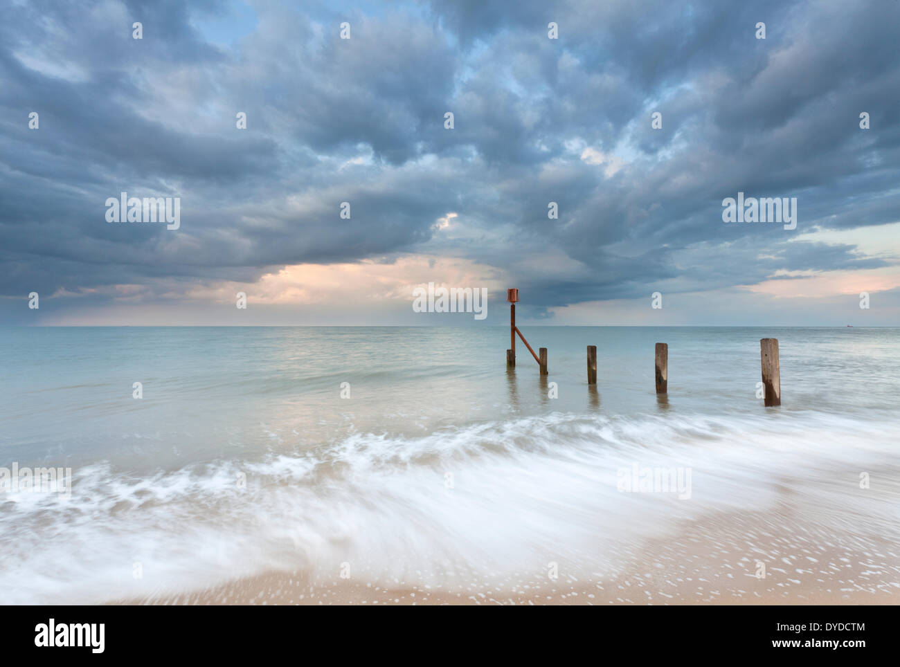 Una tempesta passa sopra Horsey spiaggia sulla costa di Norfolk. Foto Stock