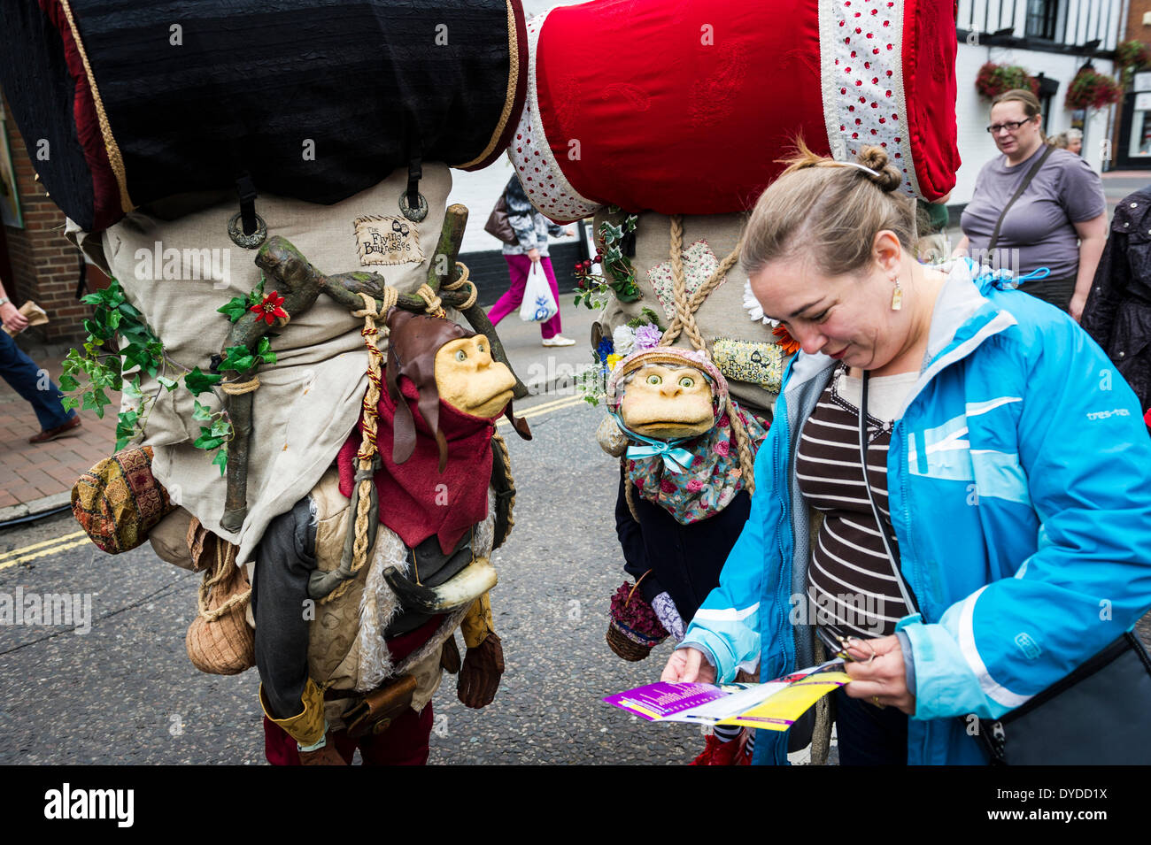 Due esecutori al Witham Festival Internazionale del Teatro di Figura di chat a un membro del pubblico. Foto Stock
