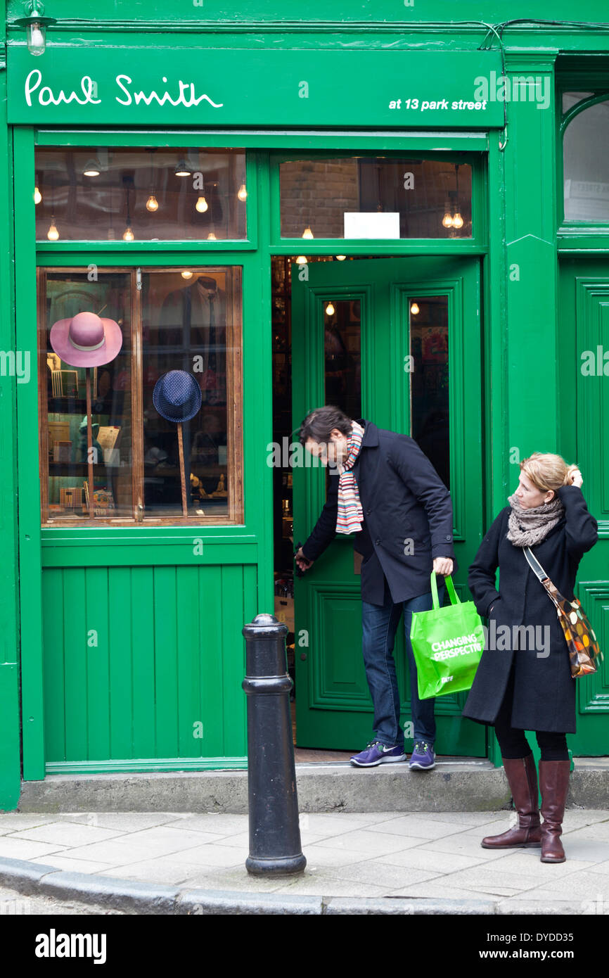 I clienti lasciano il Paul Smith shop on 13 Park Street. Foto Stock