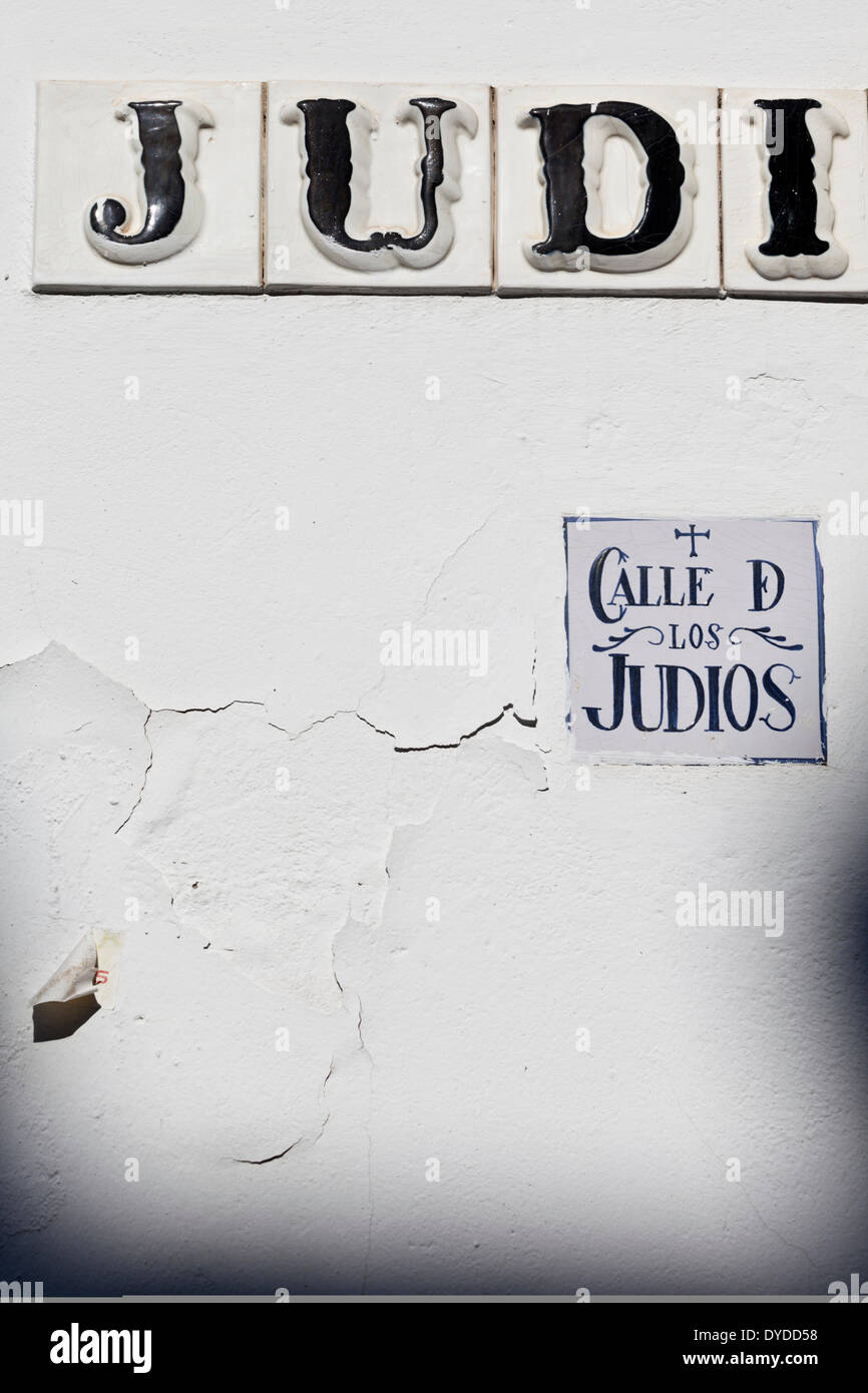 Lettering in ceramica per il segno Judios nel quartiere ebraico della vecchia Cordoba. Foto Stock