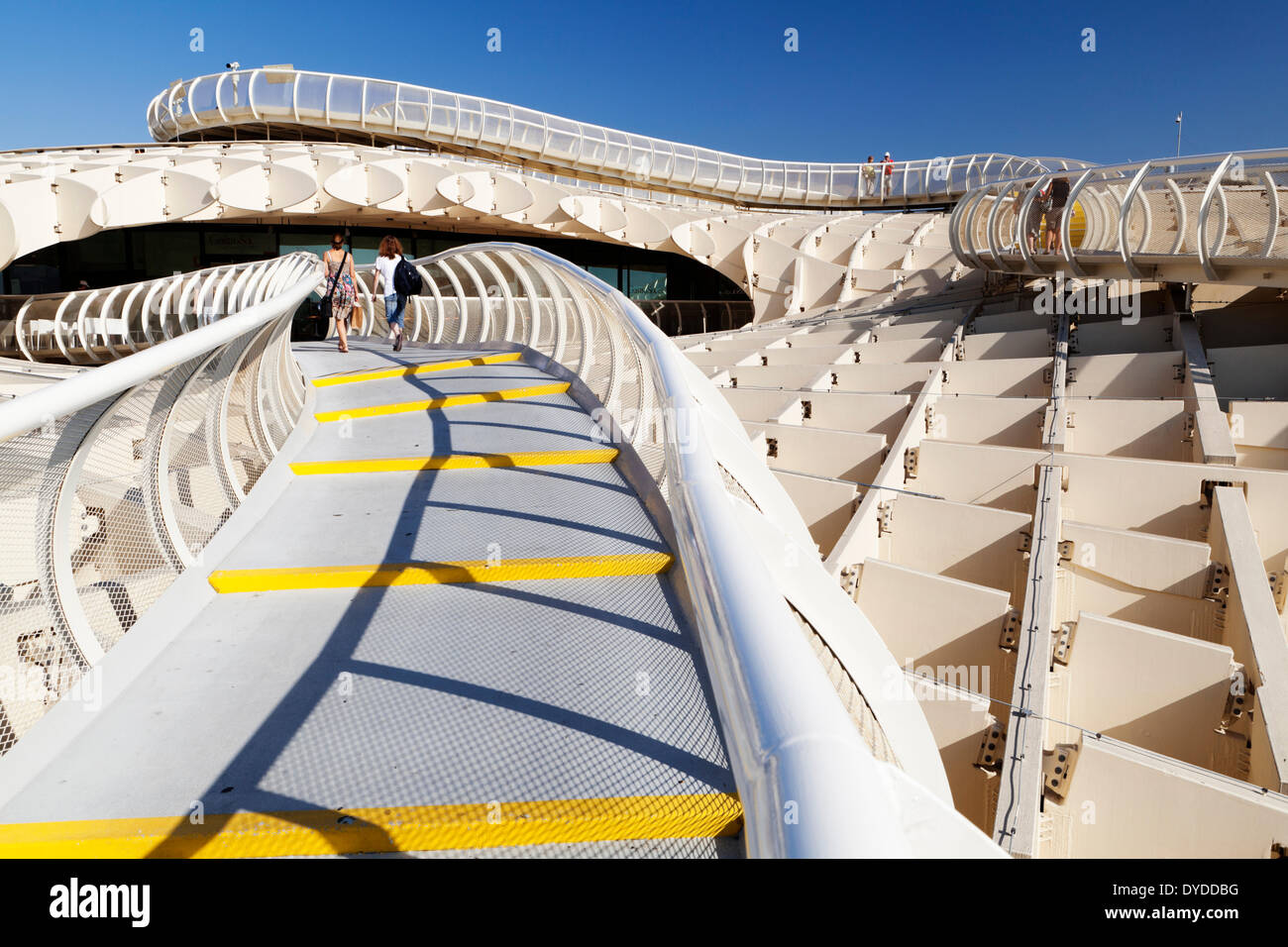I visitatori di passeggiata sul Parasol Skywalk al Metropol Parasol sulla Plaza de la Encarnación a Siviglia. Foto Stock