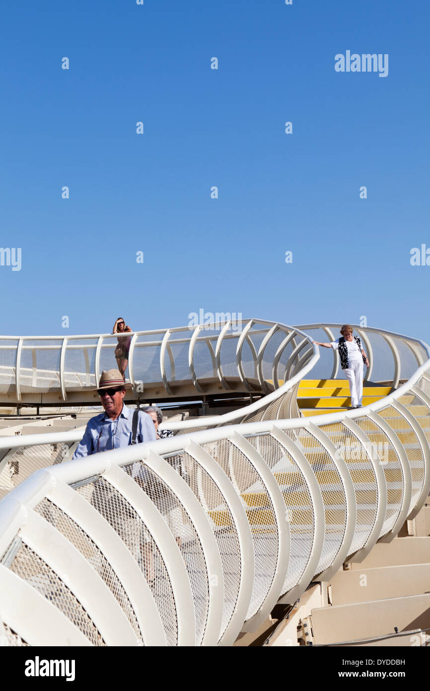 Visitatori sul Parasol Skywalk, Metropol Parasol nella Plaza de la Encarnación a Siviglia. Foto Stock