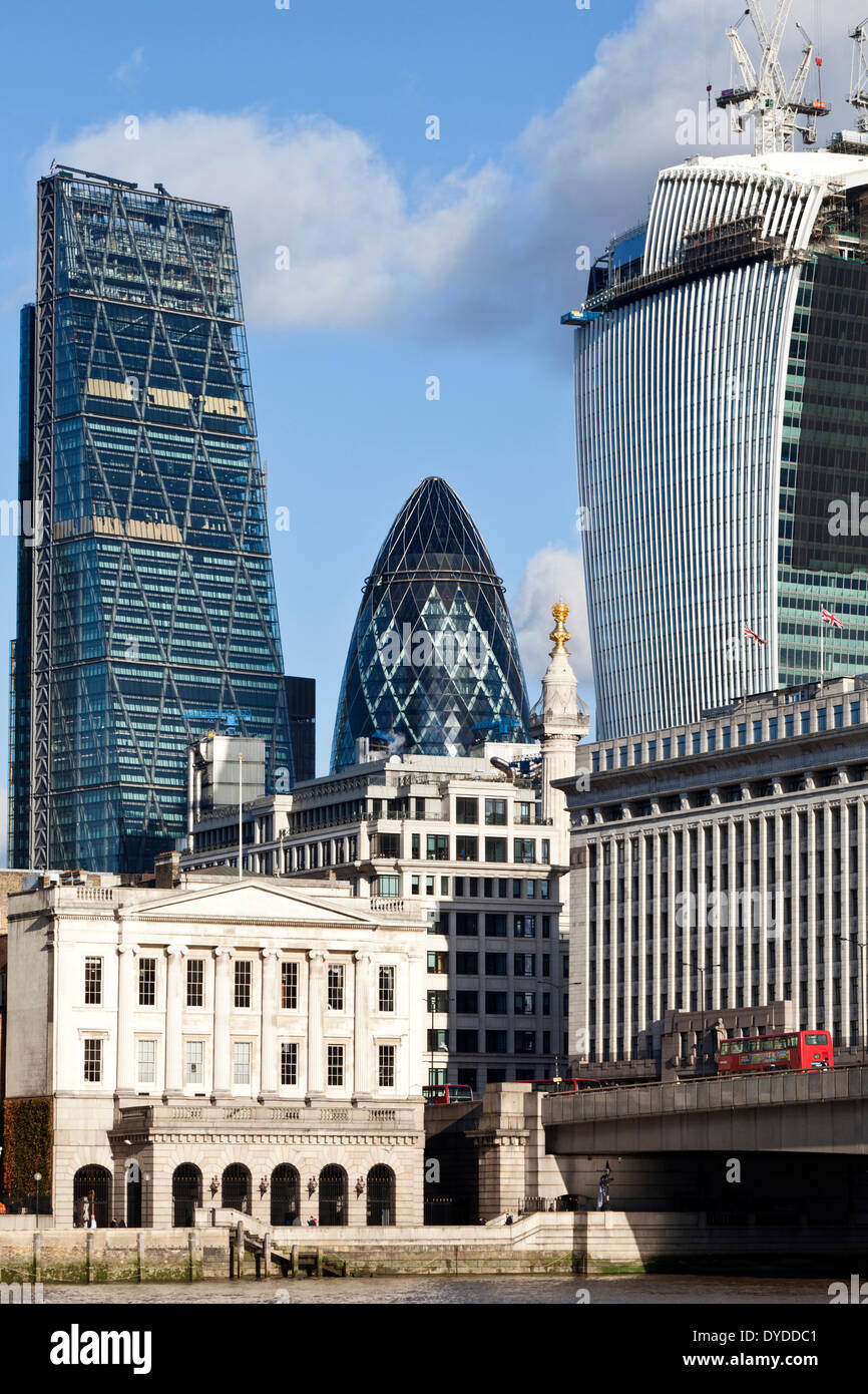 Un battello da diporto sul Tamigi passa edifici nel centro finanziario di Londra. Foto Stock