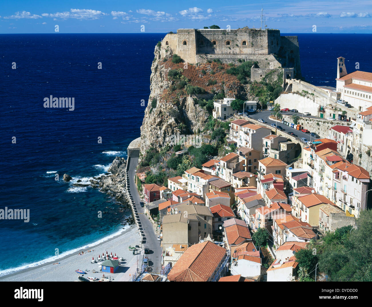 Scilla vista città con Castello Ruffo. Foto Stock