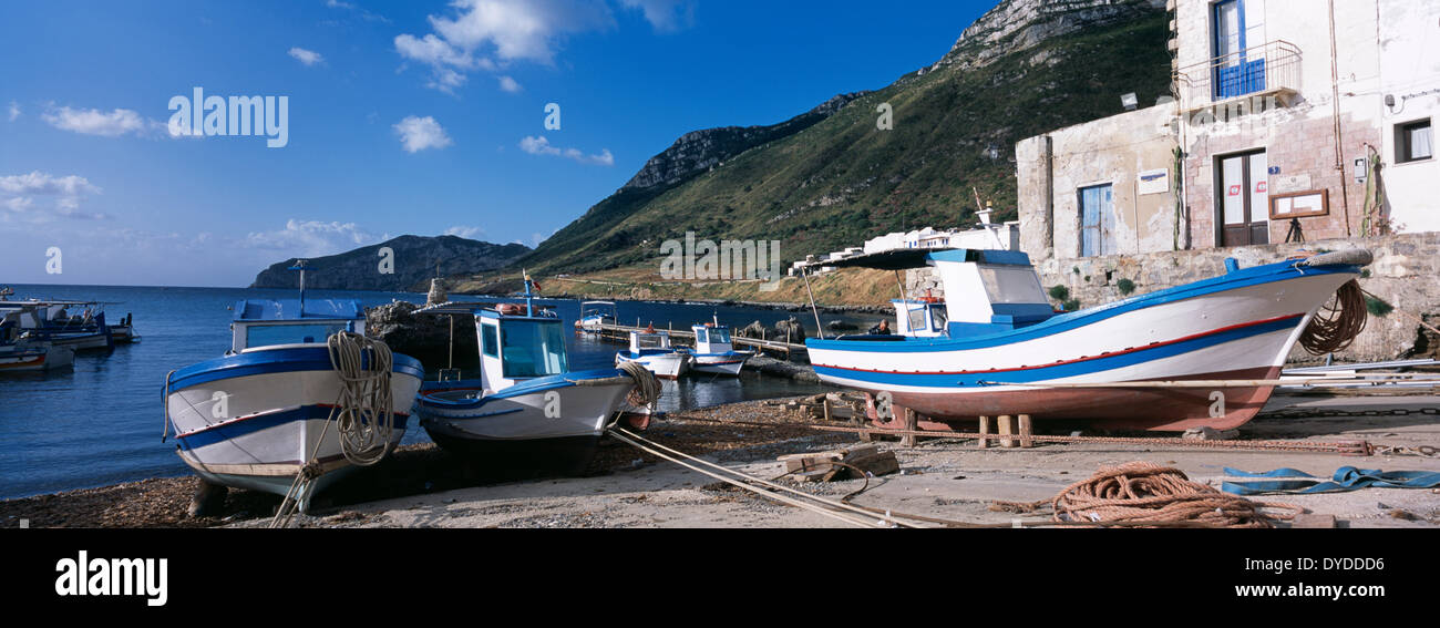 Barche da pesca nel bacino di carenaggio a Marettimo nelle isole Egadi. Foto Stock