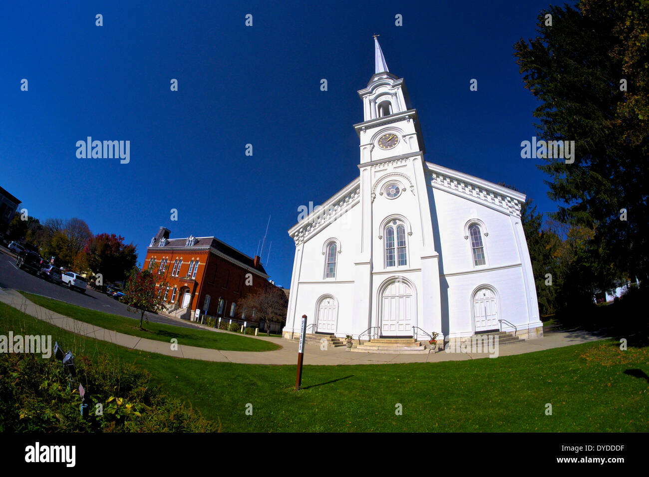 Una chiesa e a una stazione di polizia in Lee in Massachusetts. Foto Stock