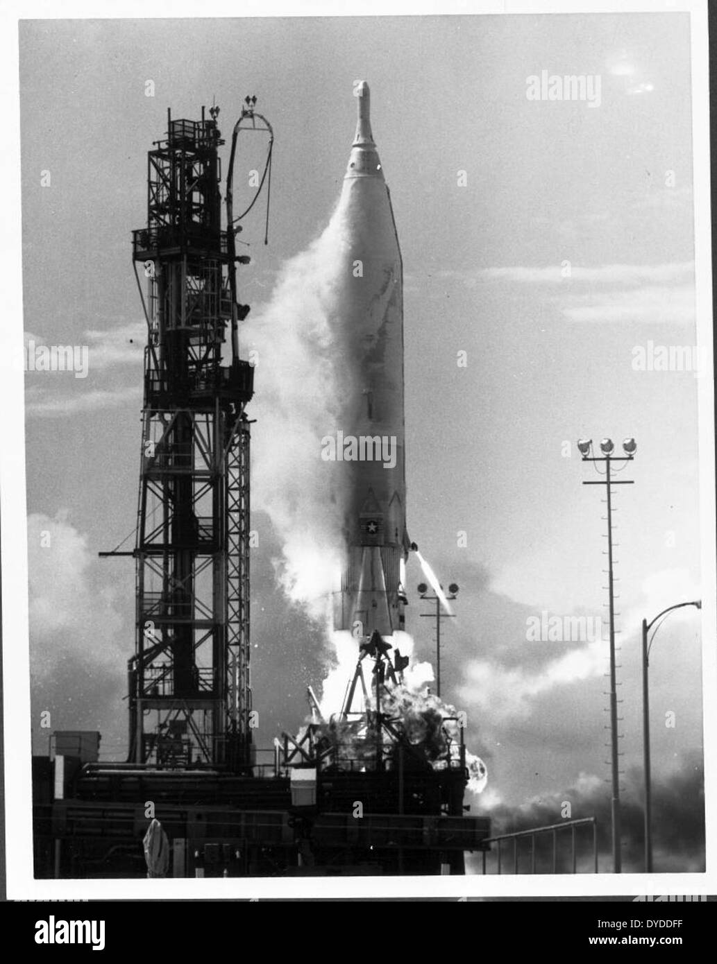 Il lancio dell'Atlas 79D è stato un evento significativo nella storia dell'esplorazione spaziale. Il razzo Atlas, utilizzato per varie missioni militari e scientifiche, rappresentò un importante progresso nelle capacità spaziali degli Stati Uniti. Foto Stock Il lancio dell'Atlas 79D è stato un evento significativo nella storia dell'esplorazione spaziale. Il razzo Atlas, utilizzato per varie missioni militari e scientifiche, rappresentò un importante progresso nelle capacità spaziali degli Stati Uniti. Foto Stock
