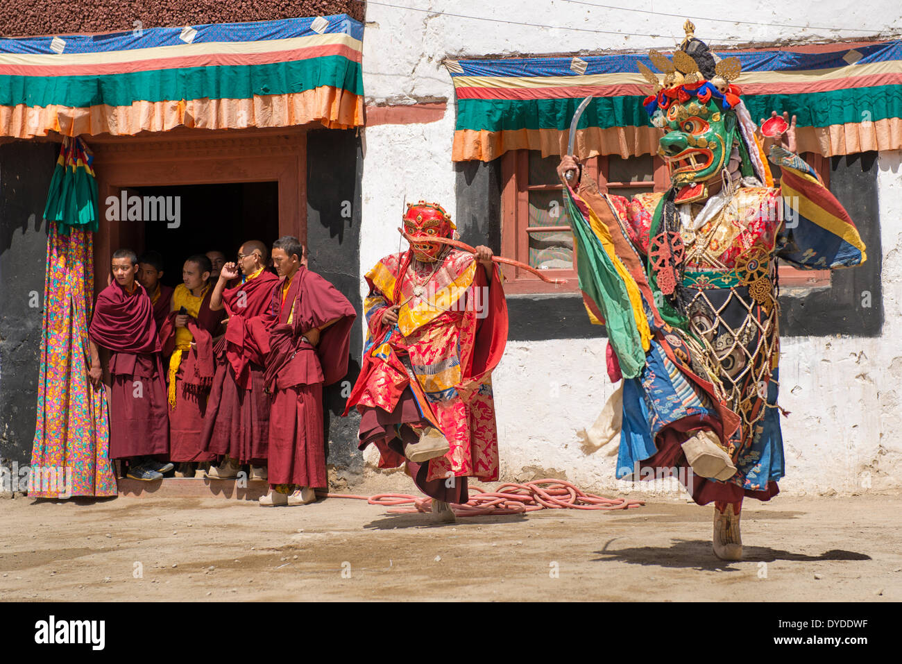 I monaci buddisti di eseguire un rituale cham danza al festival Phayang. Foto Stock