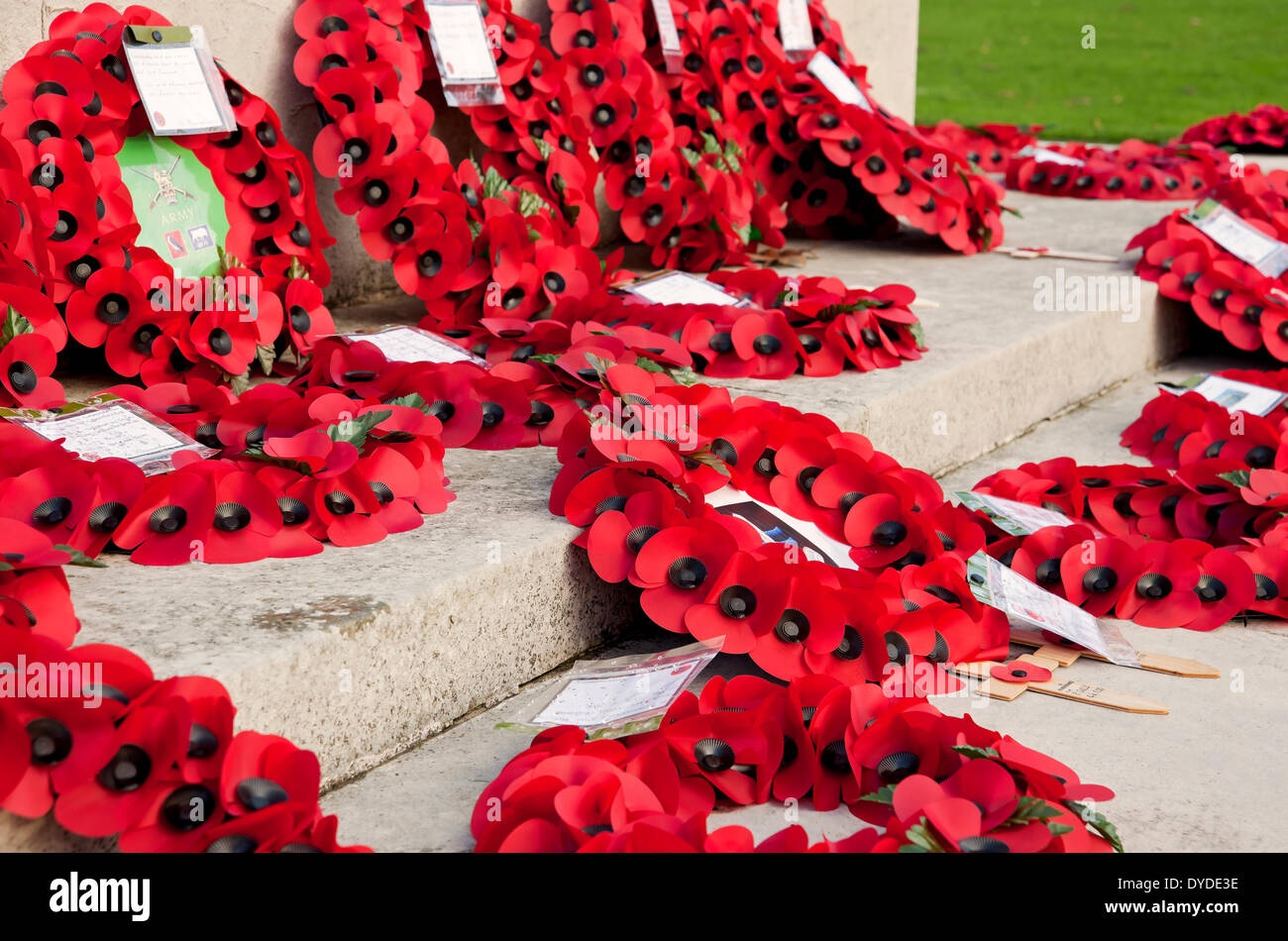 Il papavero ghirlande su un memoriale di guerra. Foto Stock