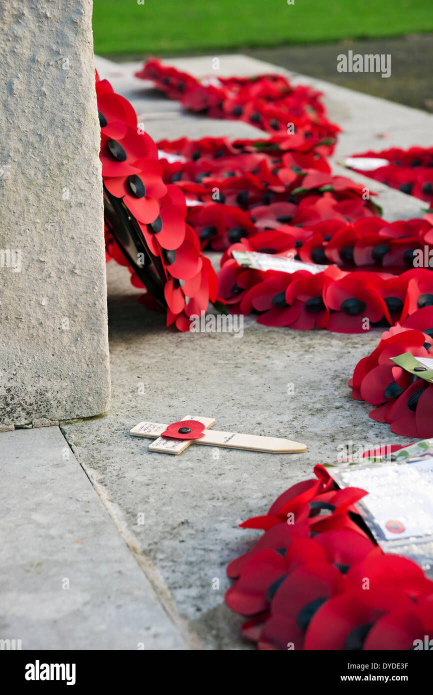 Il papavero ghirlande su un memoriale di guerra. Foto Stock