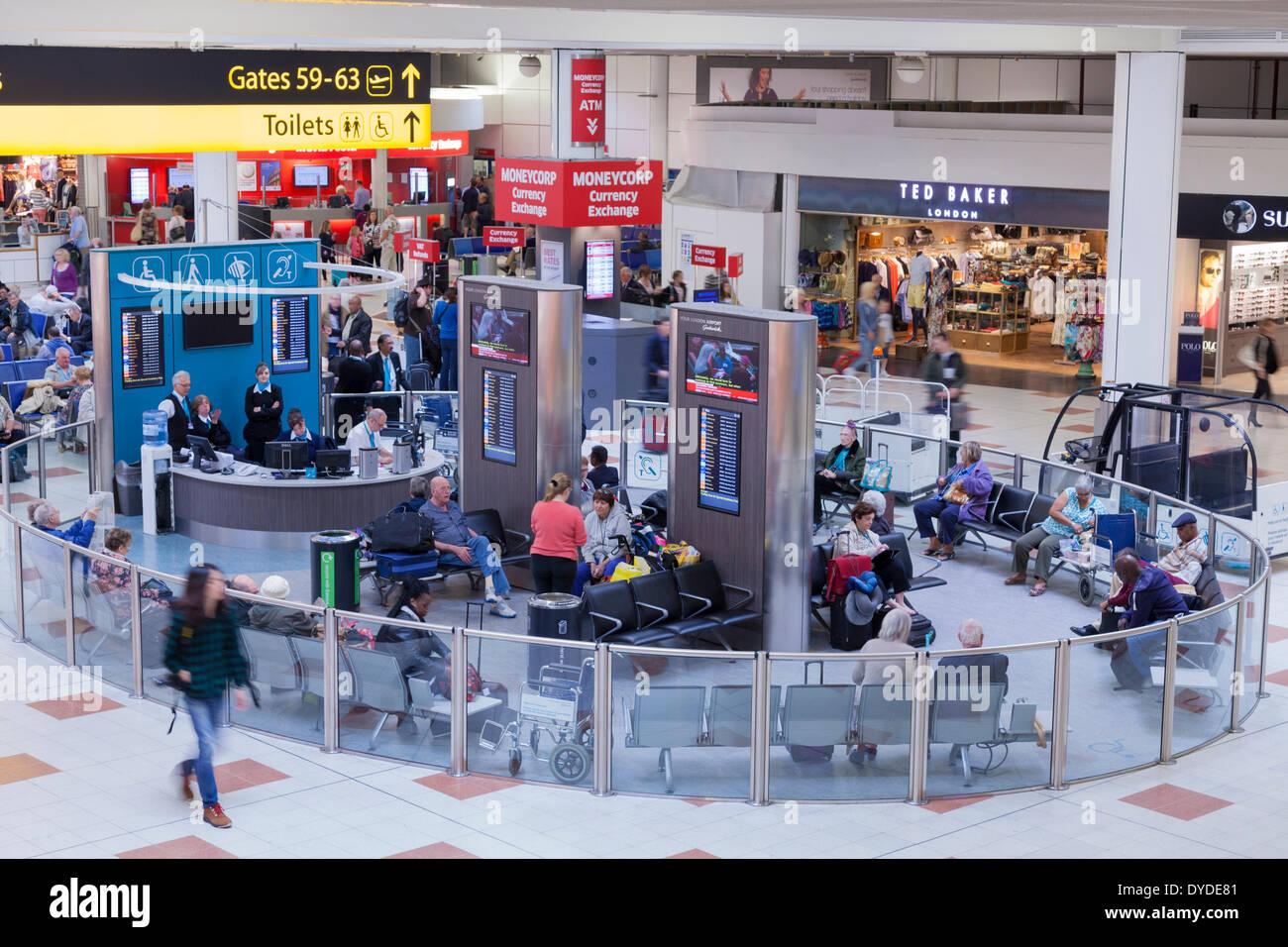 Limitata area salotto a Gatwick airport lounge di partenza. Foto Stock
